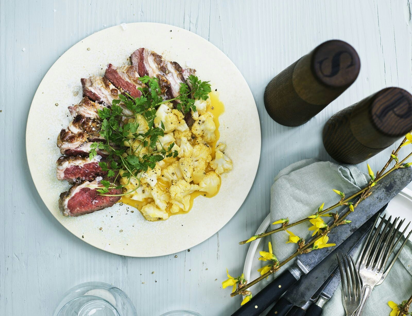 Stegt lammefilet med snydepickles