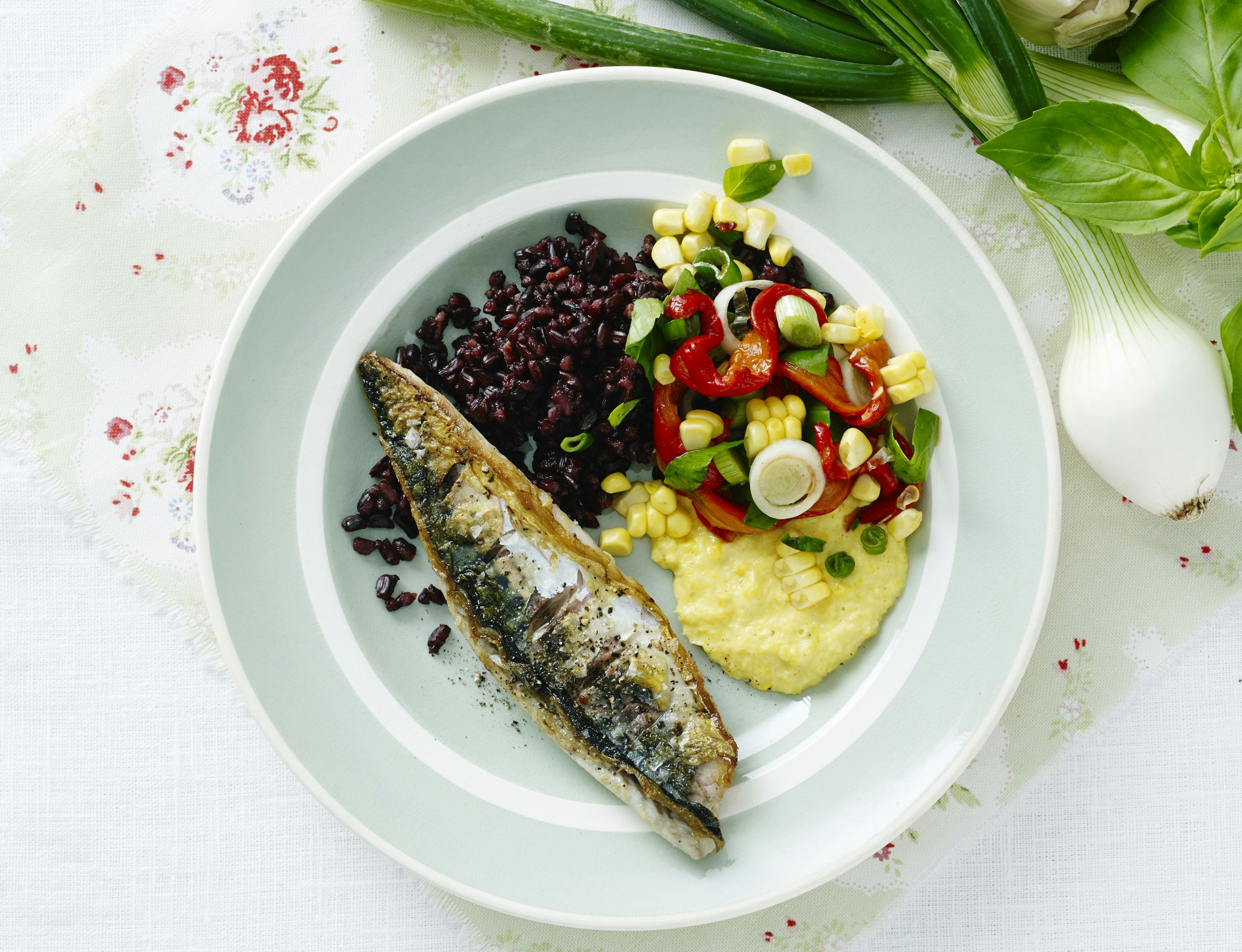 Stegt makrel med majscreme og majssalat