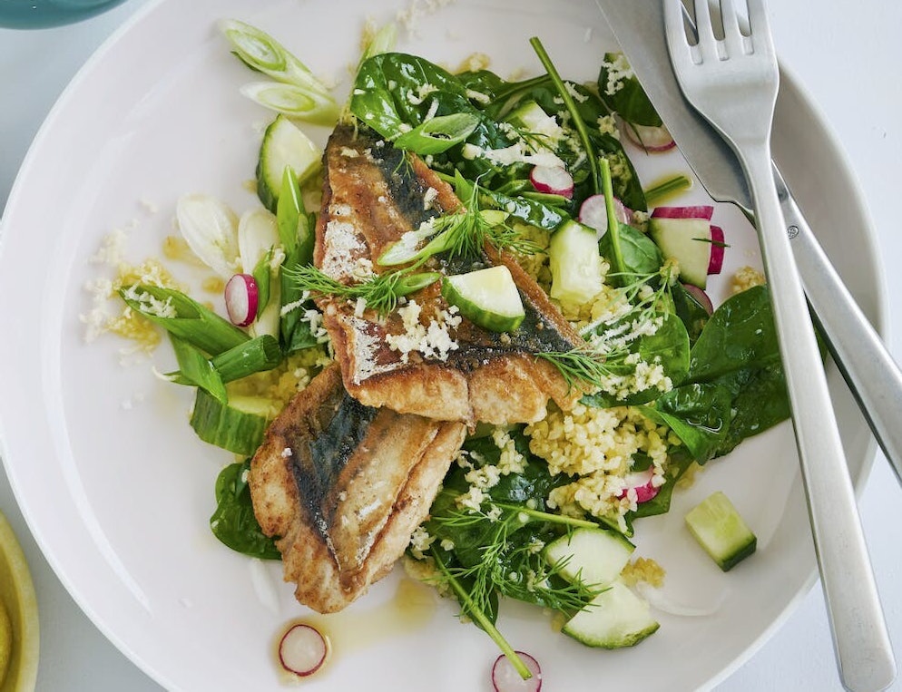 Stegt makrel med spinat, radiser og peberrod