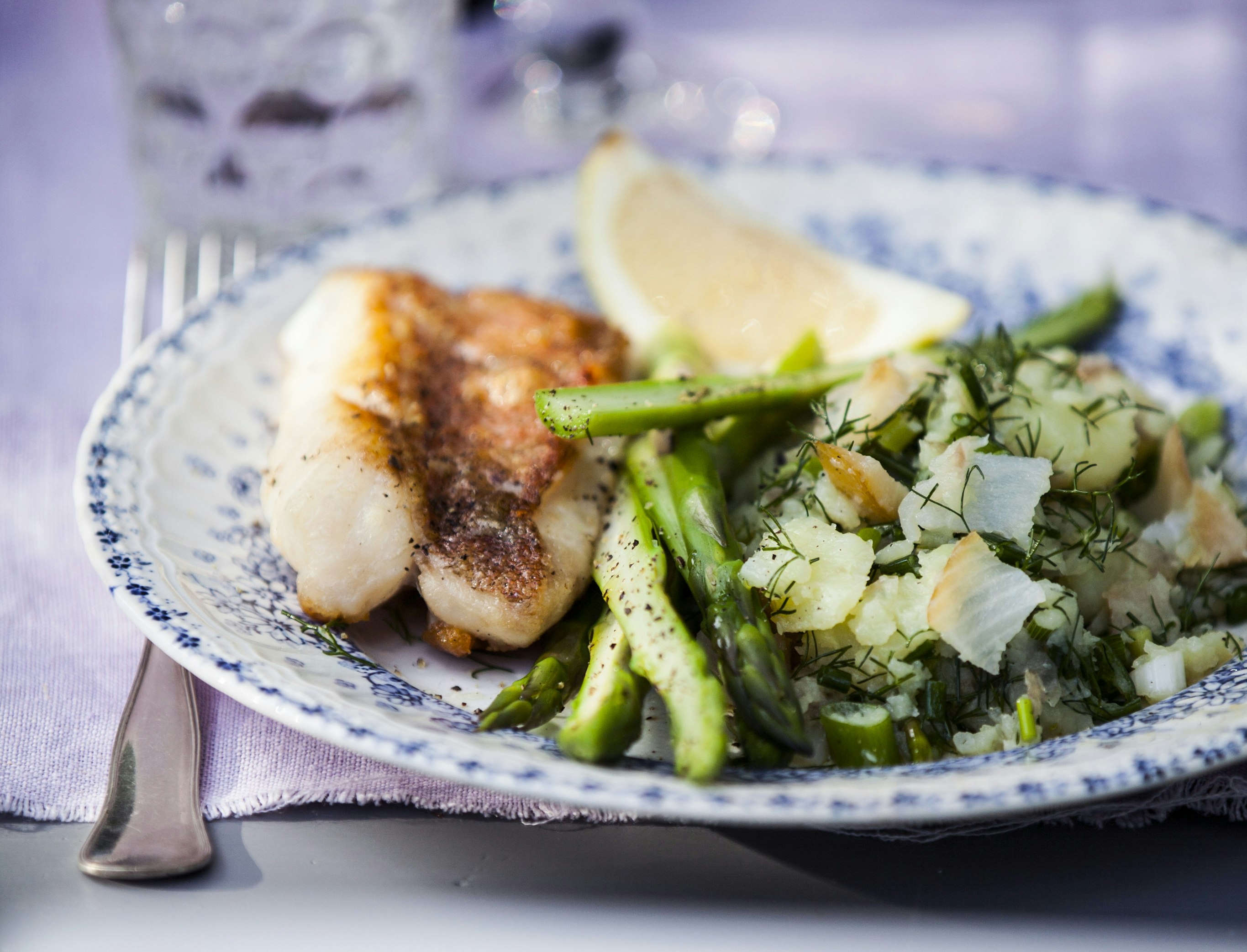 Stegt rødfisk og stampede kartofler med røget hellefisk