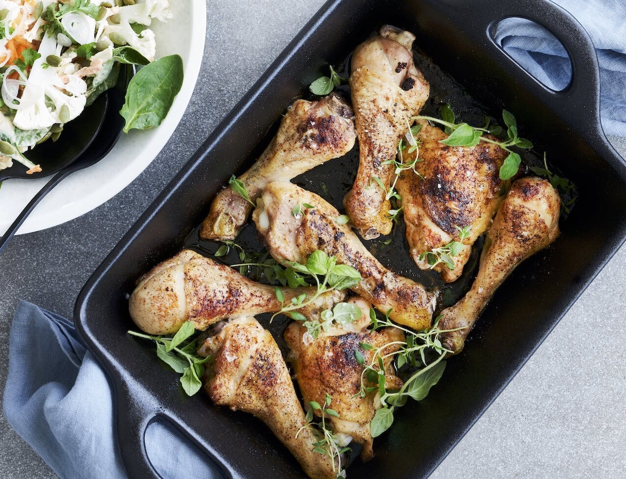 Stegte kyllingelår med blomkåls-slaw