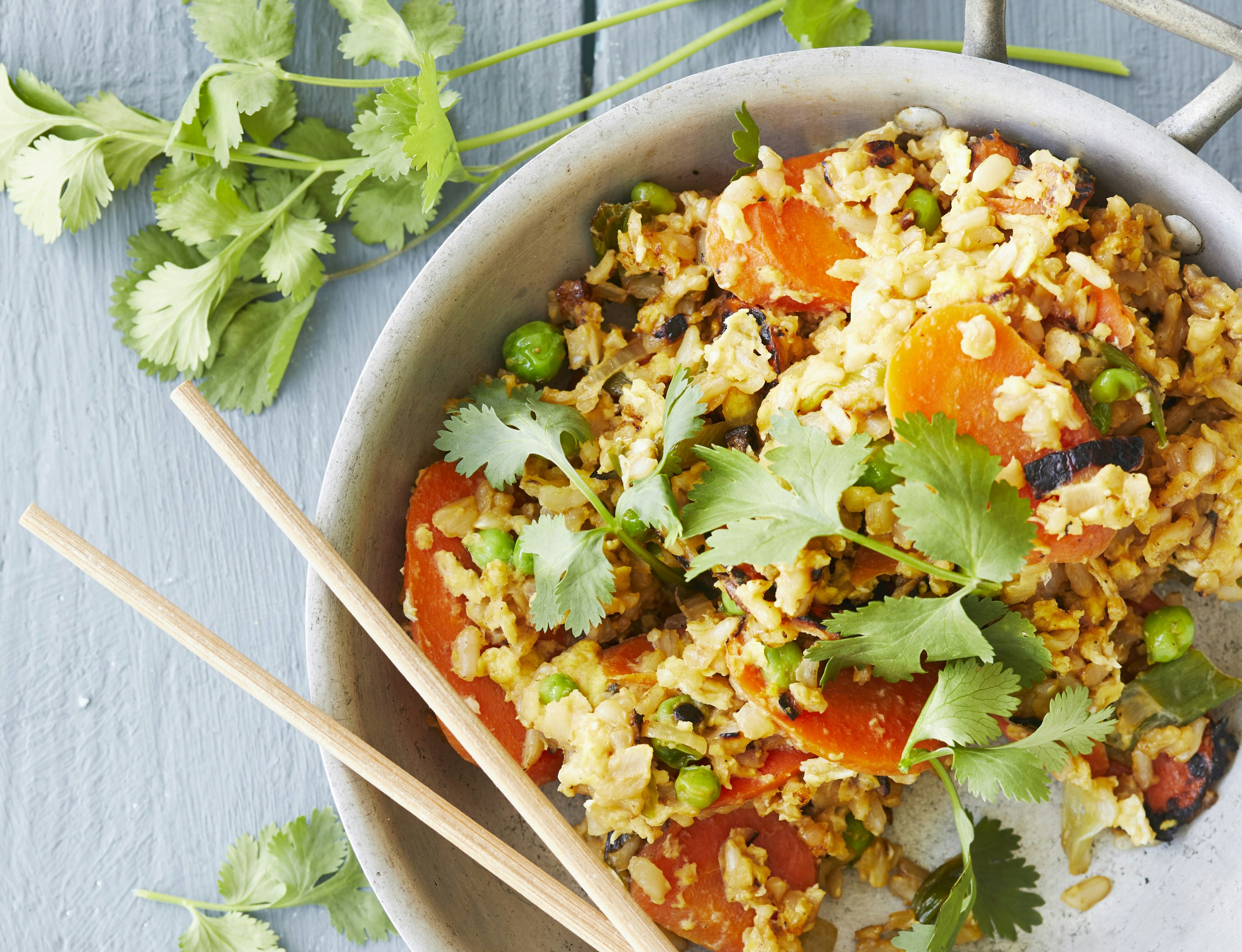 Stegte ris med grøntsager og æg