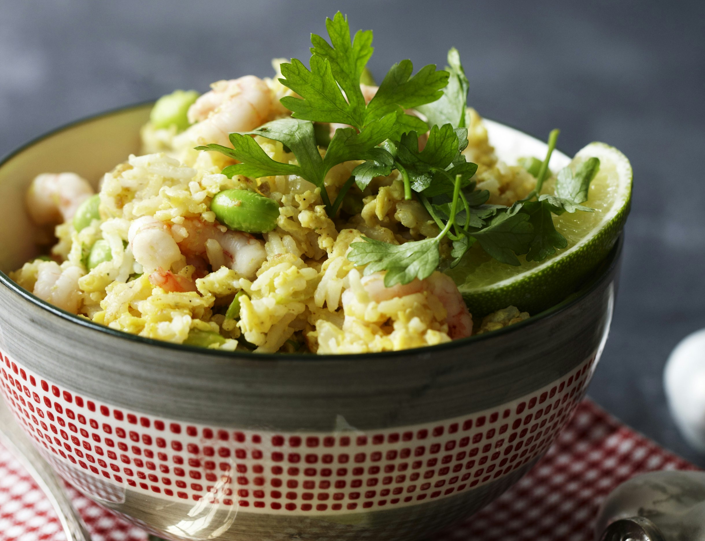 Stegte ris med rejer, edamamebønner og sød chilisauce