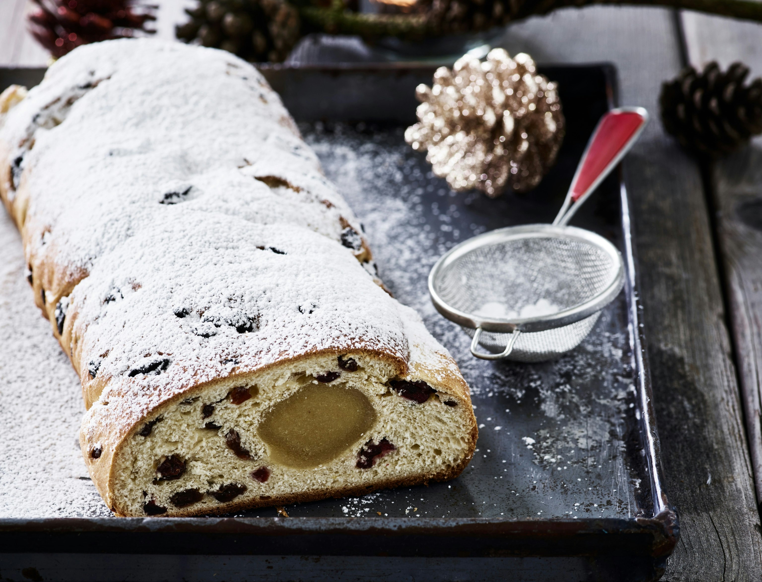 Stollen med marcipan, rosiner og korender