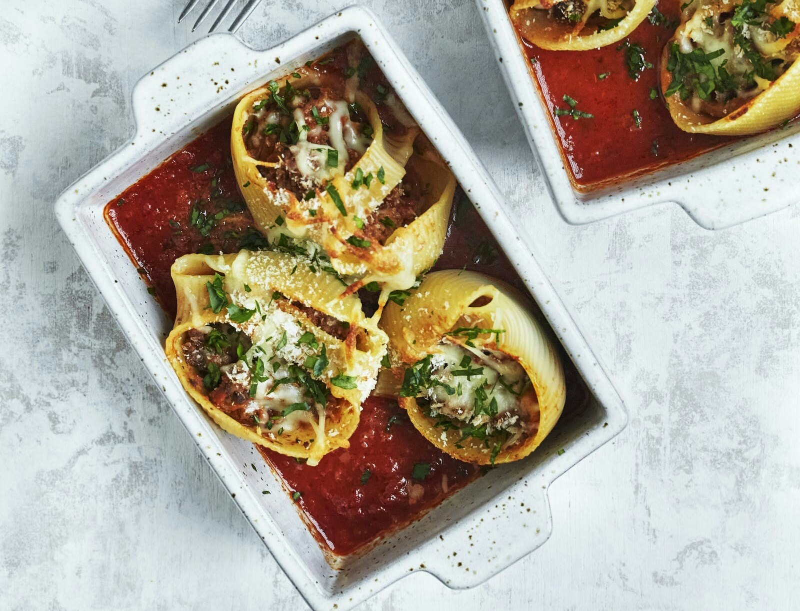 Store pastaskaller med bolognese