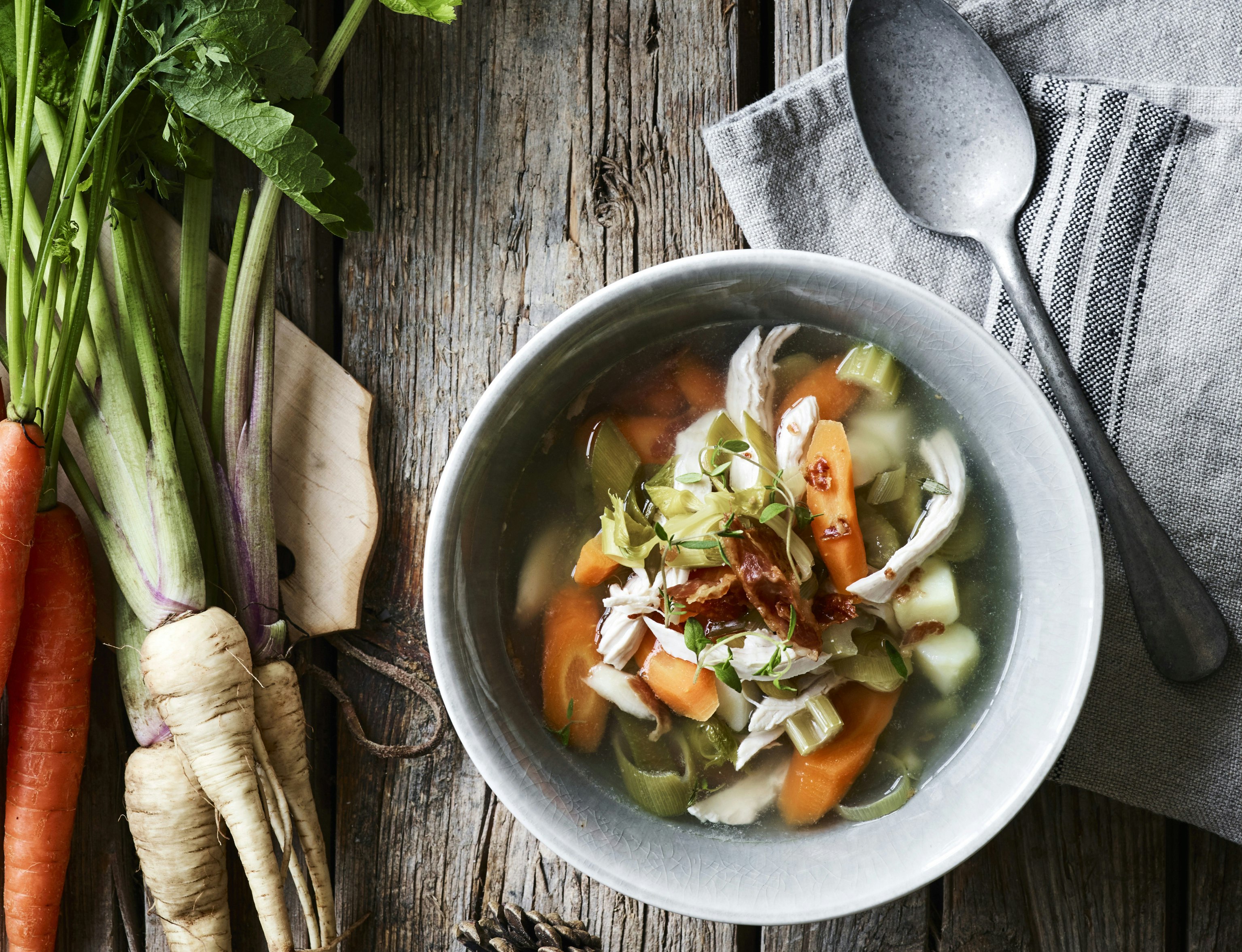 Suppe med kylling, rodfrugter og bacon