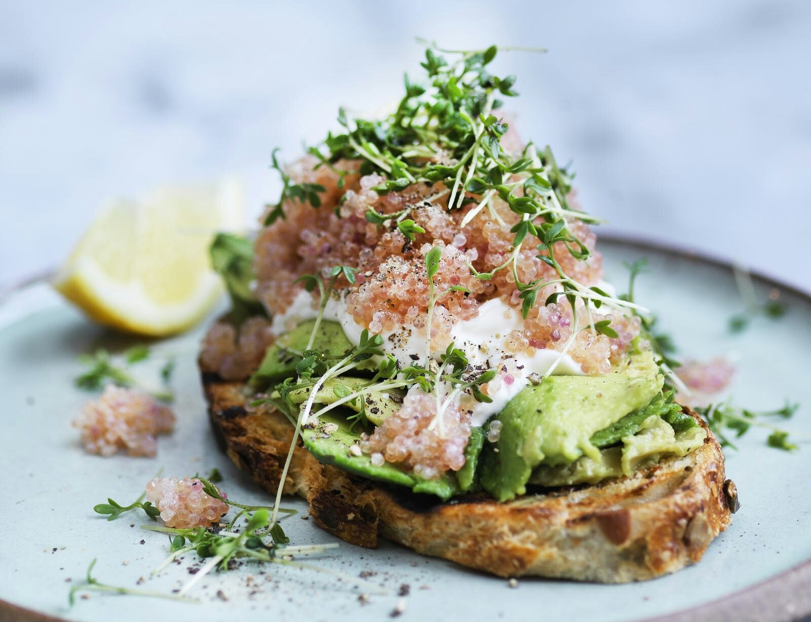 Surdejsbrød med avocado og stenbiderrogn