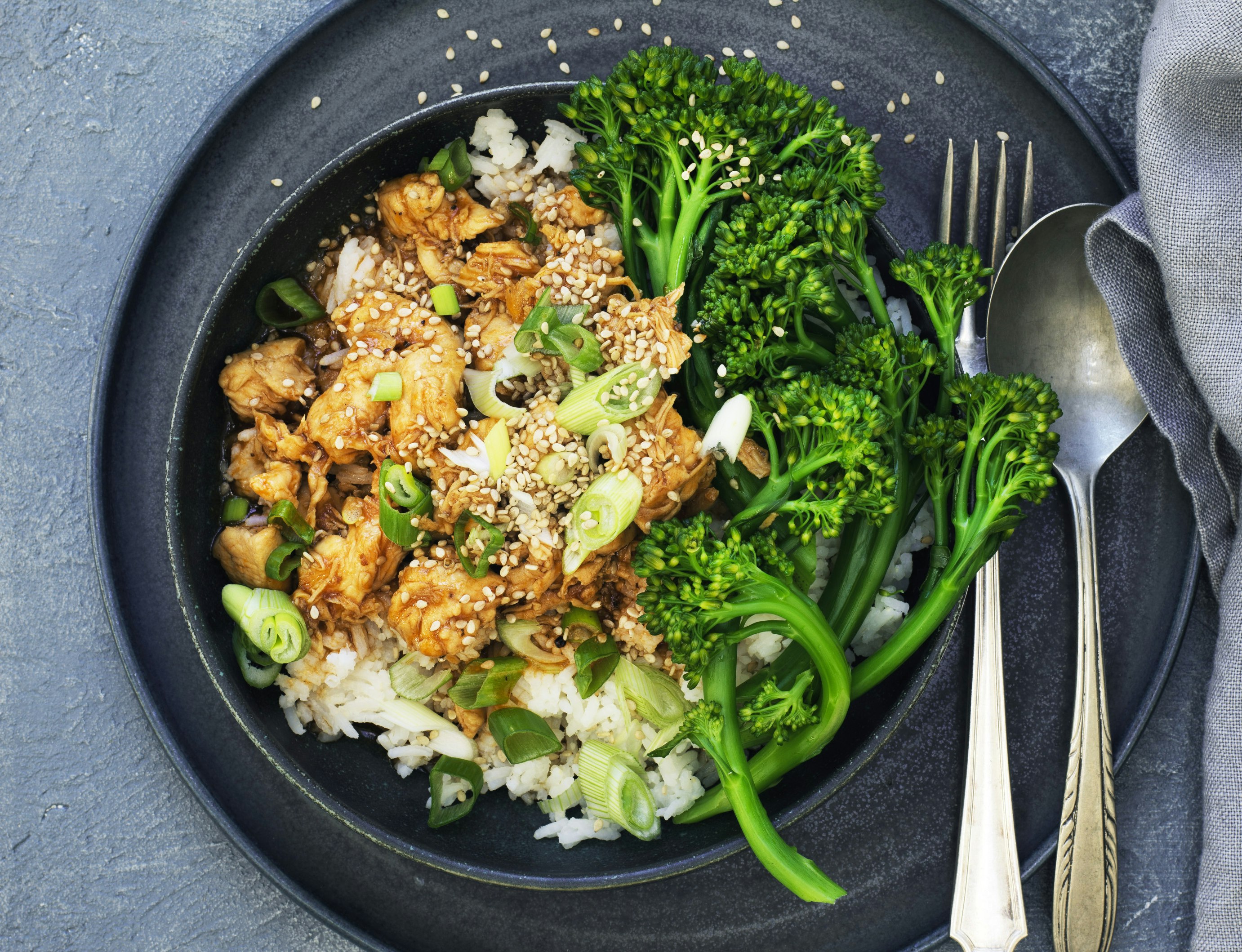 Sursød kylling med ris og aspargesbroccoli