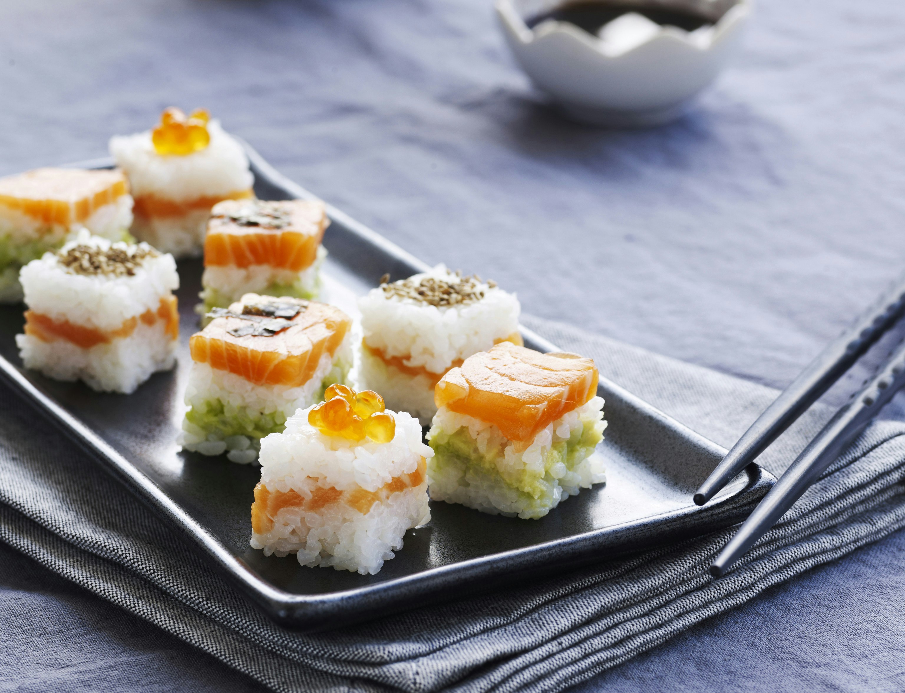 Sushi i pres med laks og avocado