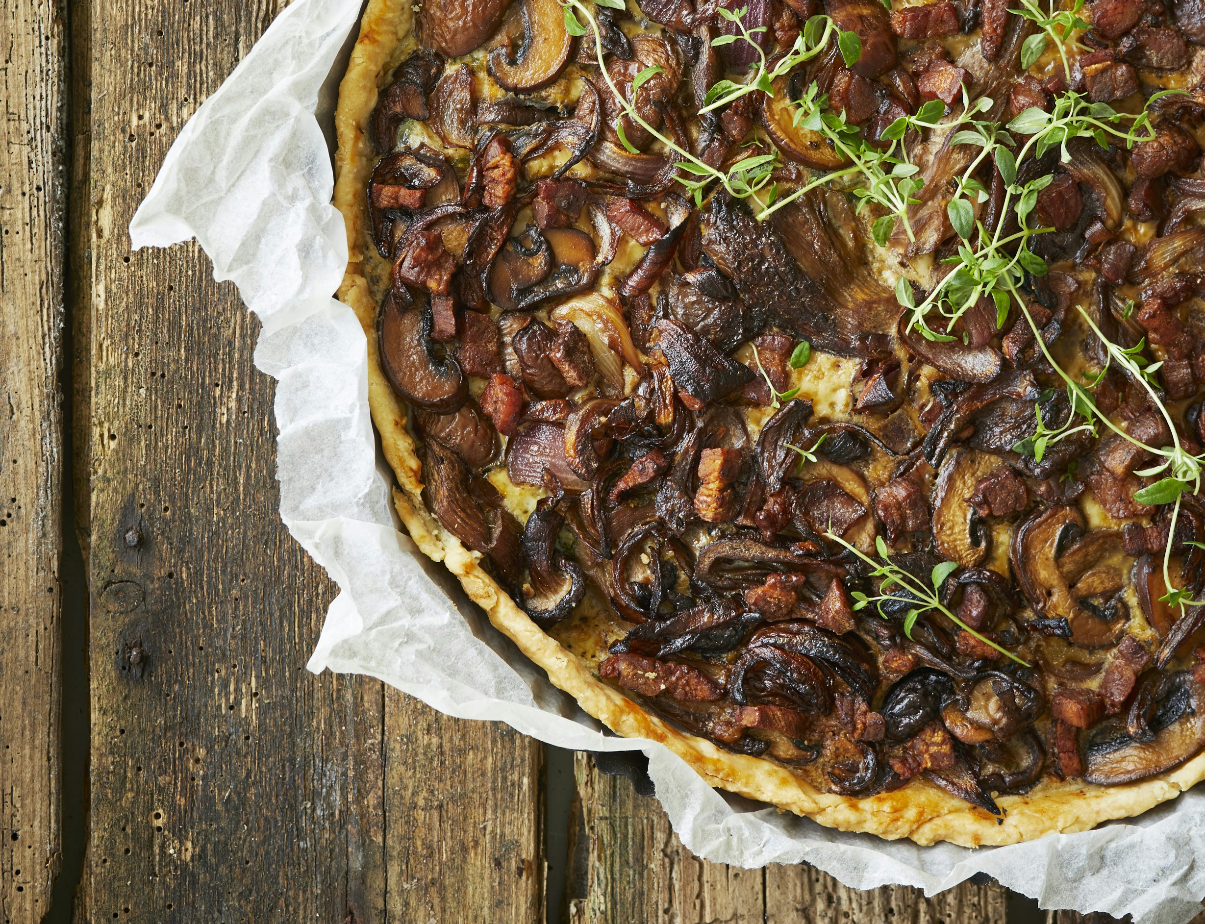 Svampetærte med karamelliserede løg og bacon