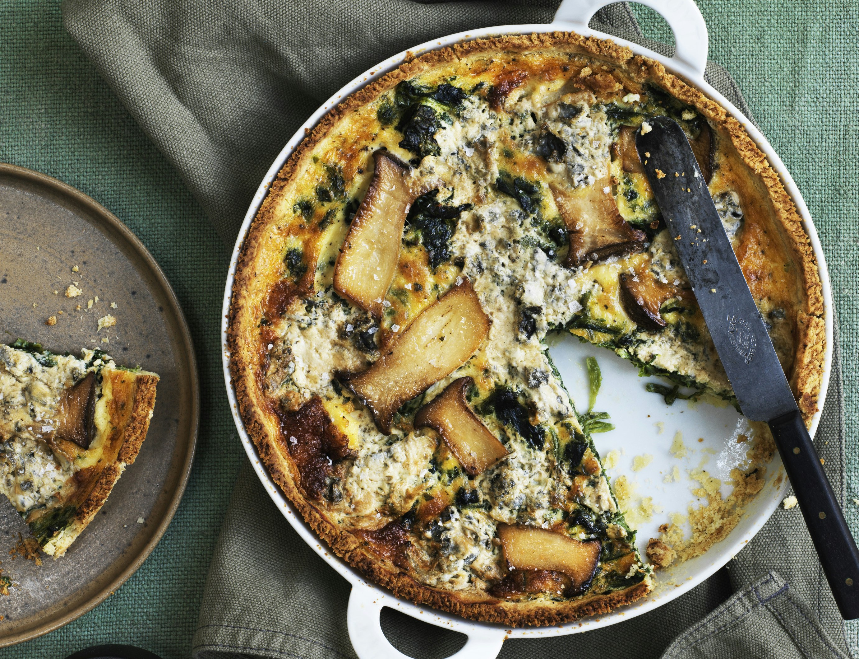 Svampetærte med spinat og blåskimmelost