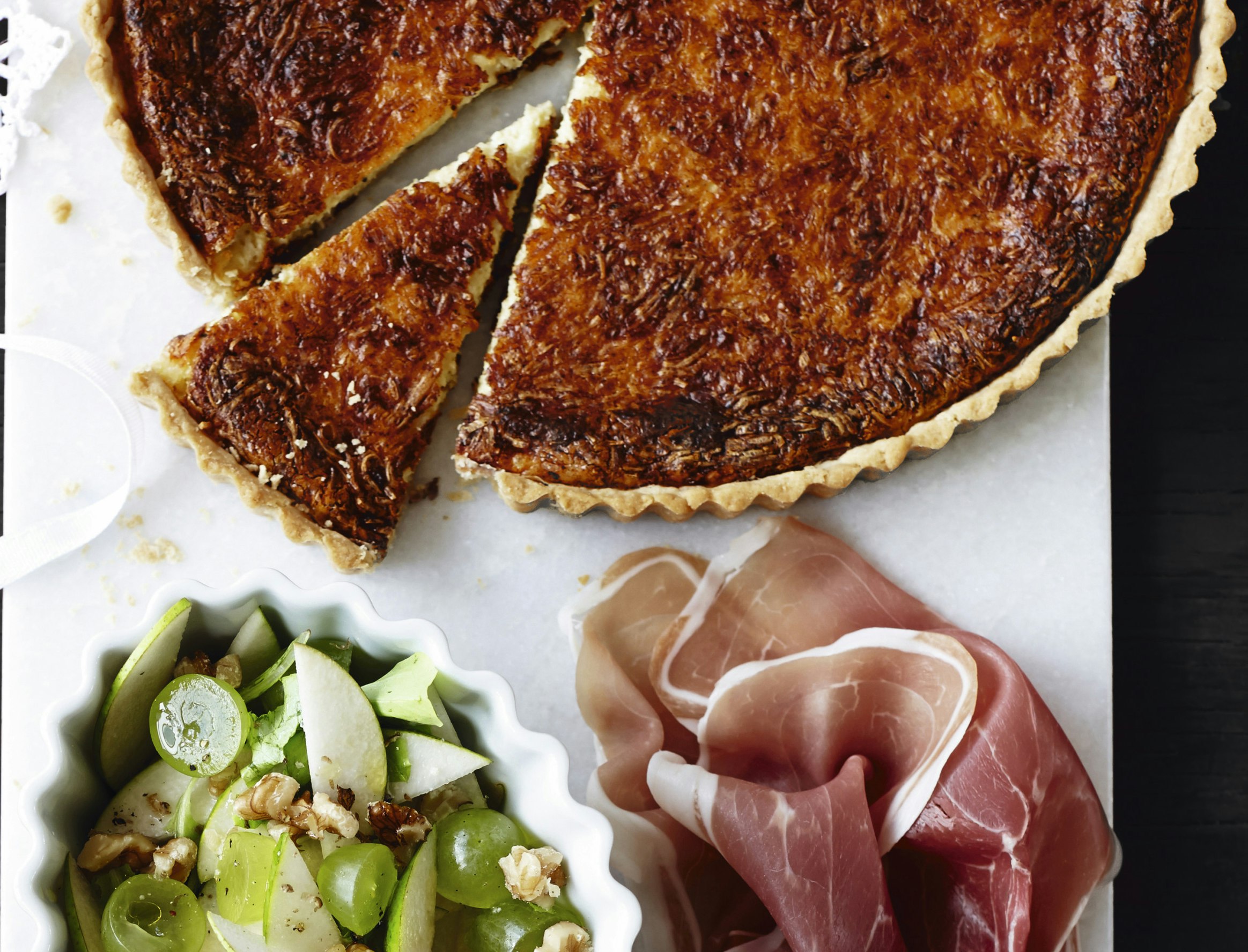 Svensk ostetærte med lufttørret skinke