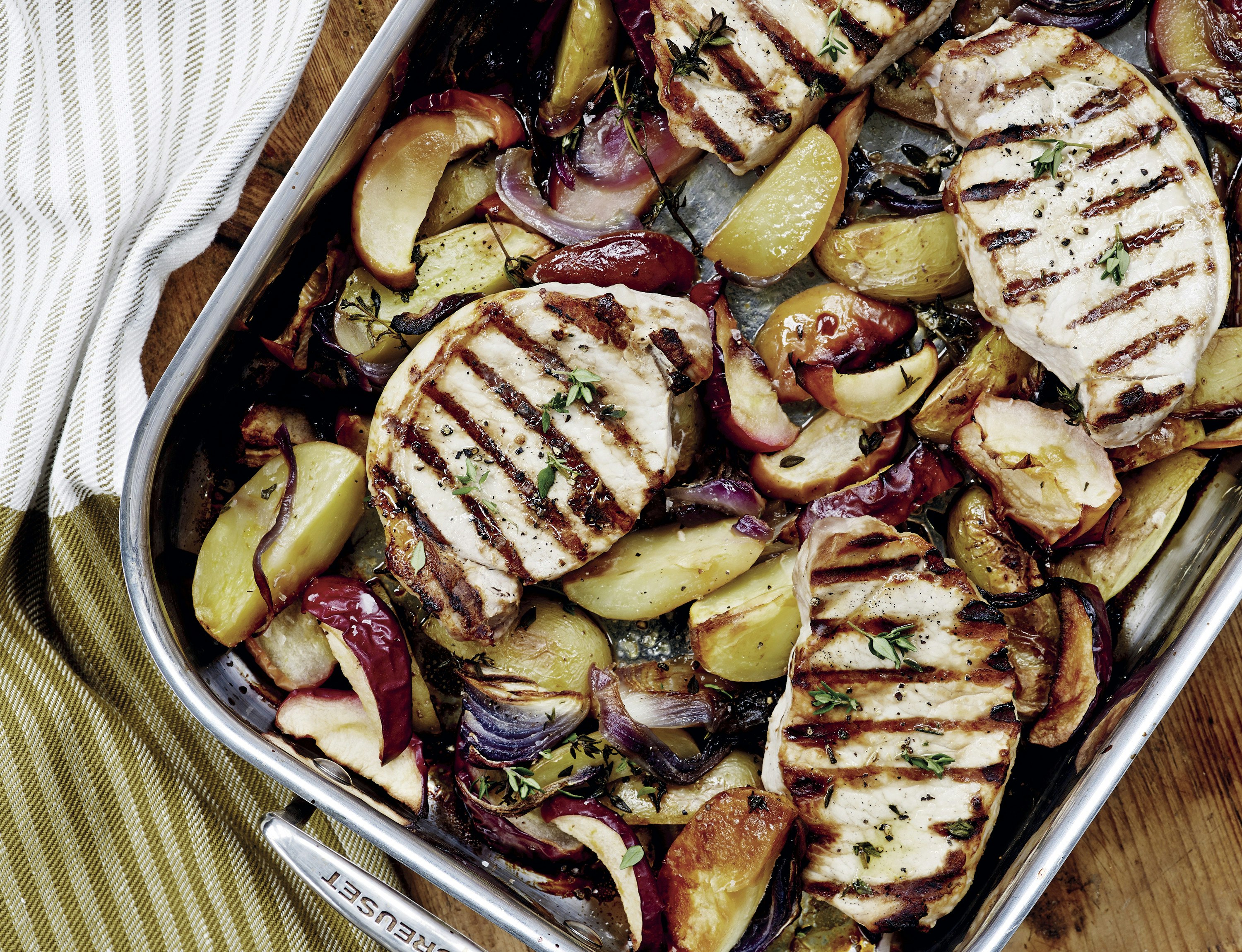 Svinekoteletter i fad med æbler og kartofler