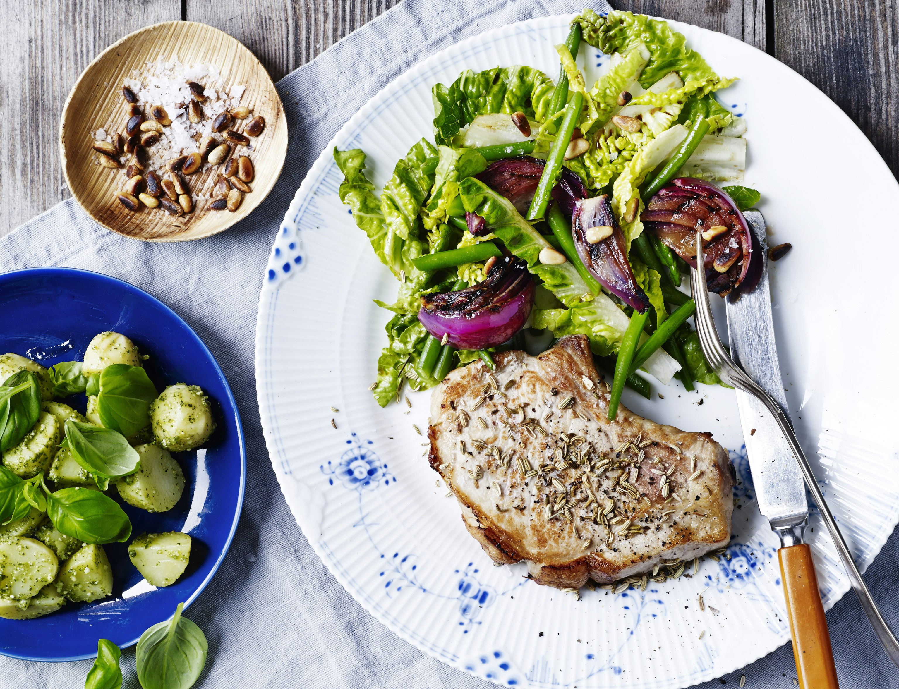 Svinekoteletter med fennikelfrø, pestokartofler og grøn salat
