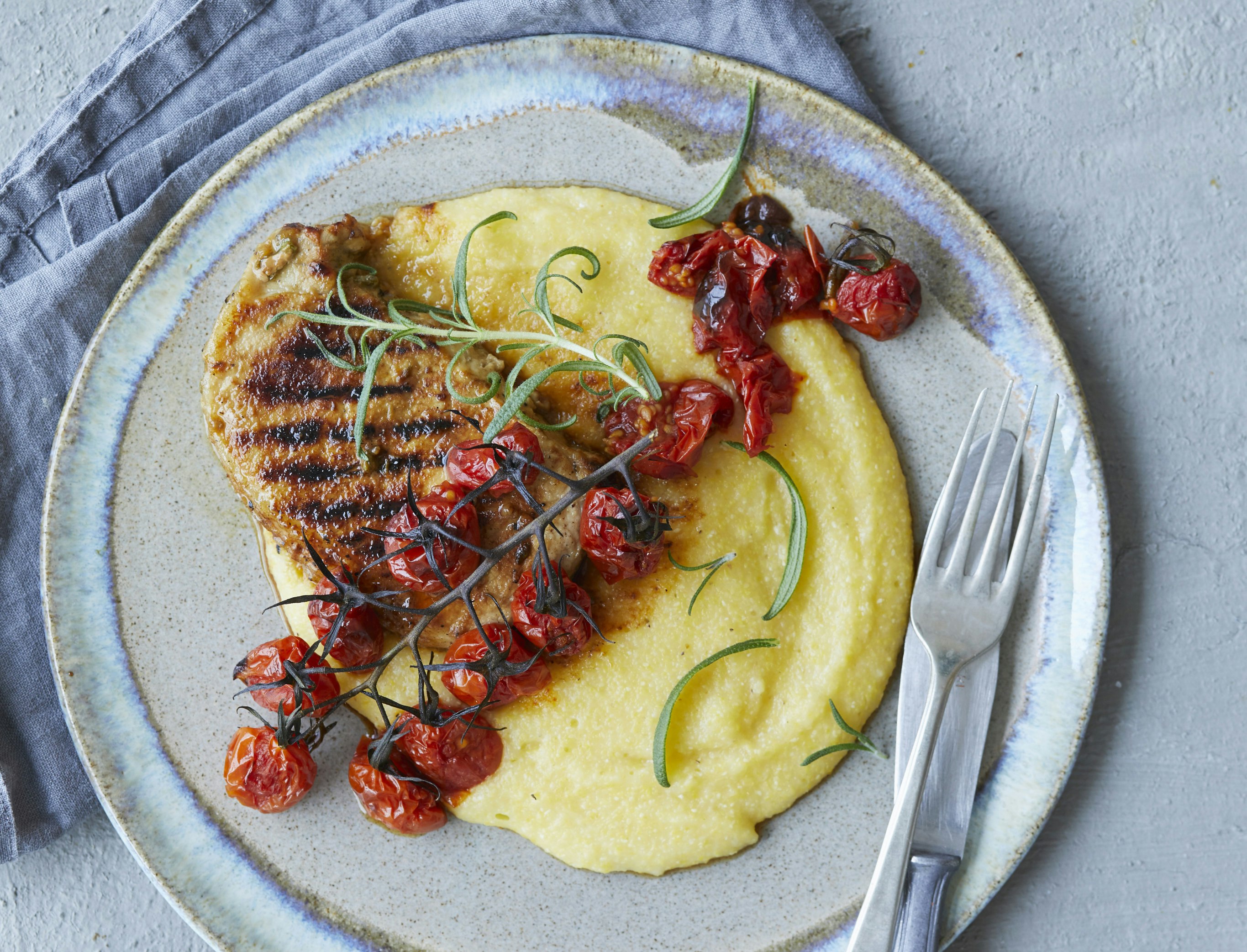 Svinekoteletter med polenta og bagte tomater