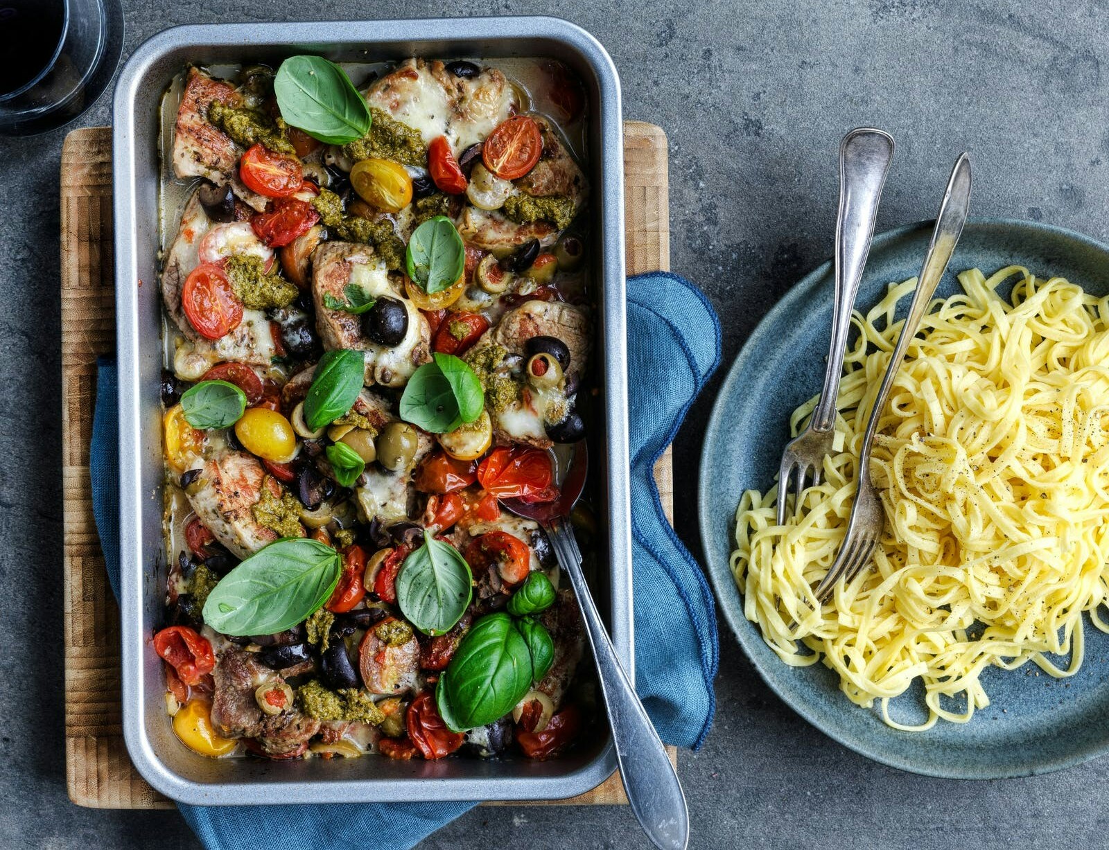 Svinemørbrad i fad med tomat, mozzarella og oliven