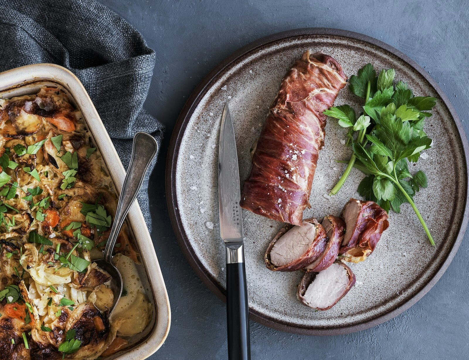 Svinemørbrad med serranoskinke og grøntsagsgratin