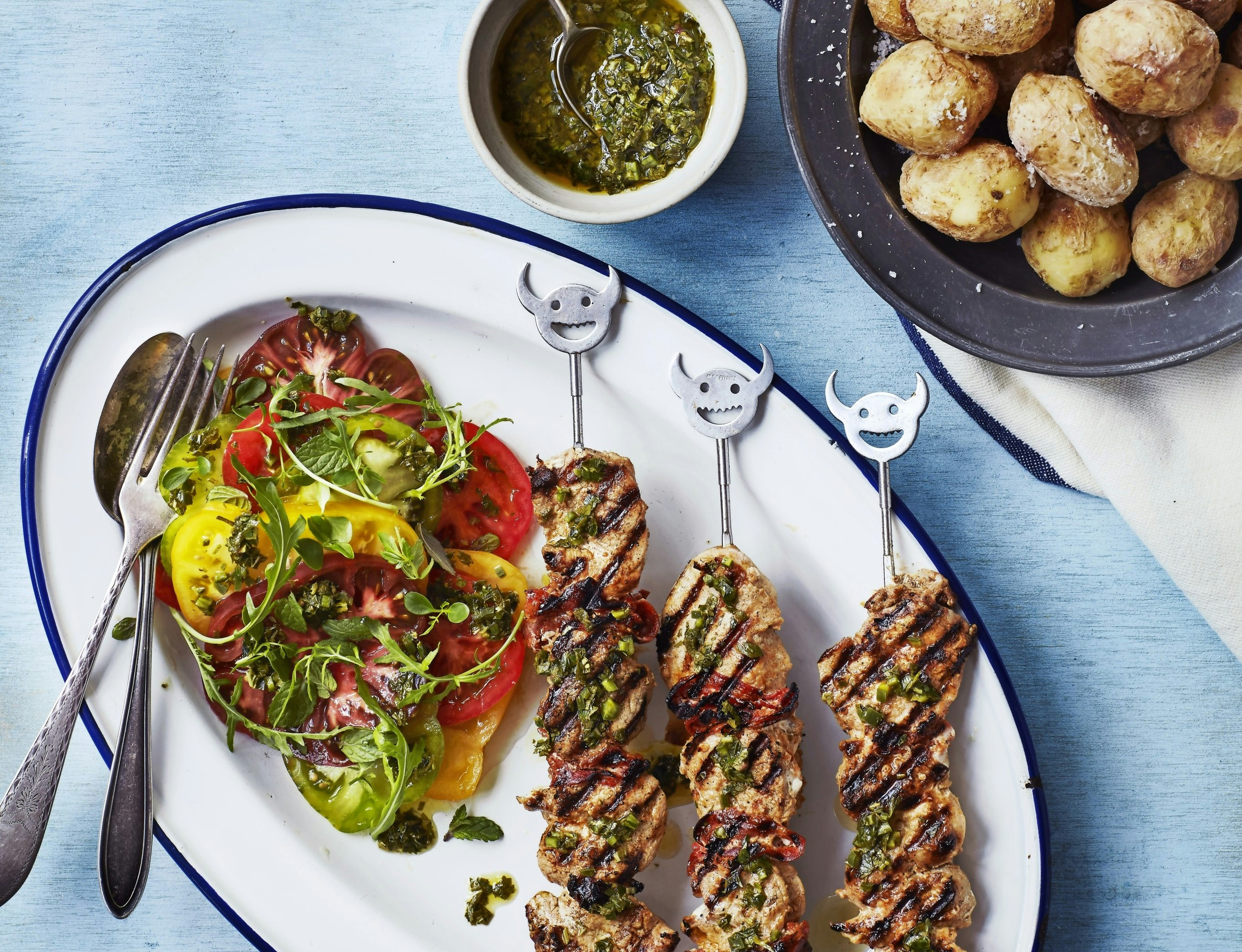 Svinemørbrad på spyd med kartofler og tomatsalat