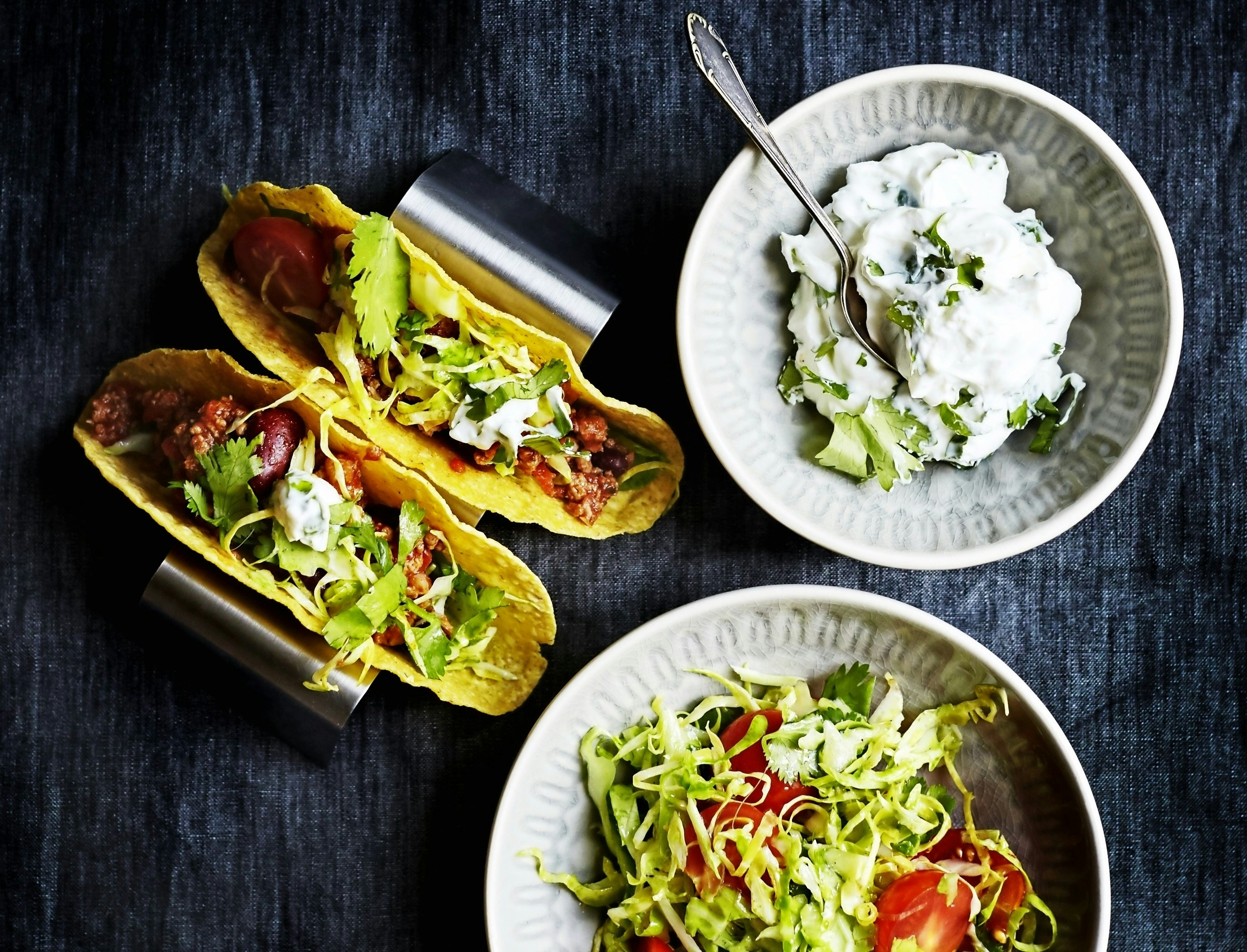 Tacos med kødsauce og kålsalat