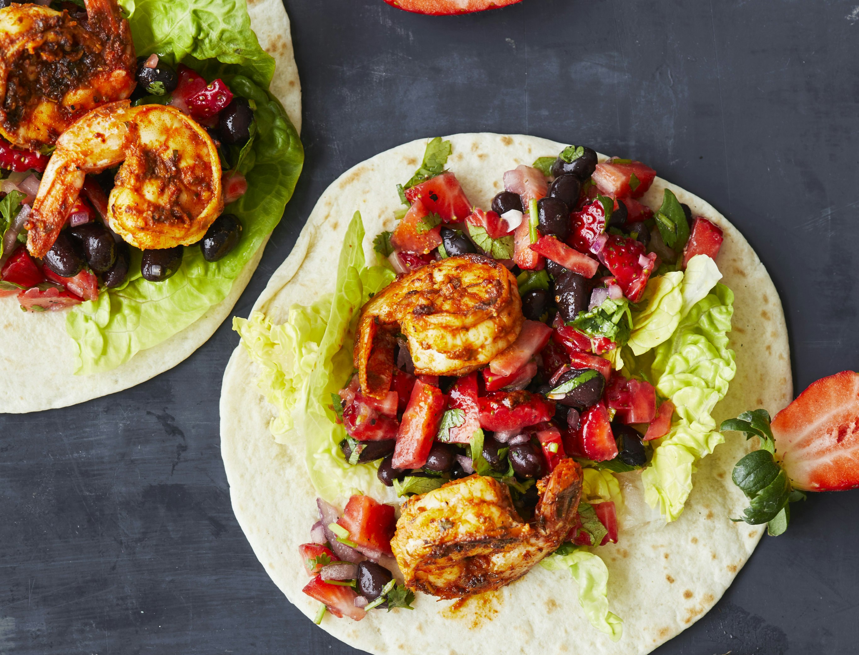 Tacos med krydrede rejer og jordbærsalsa