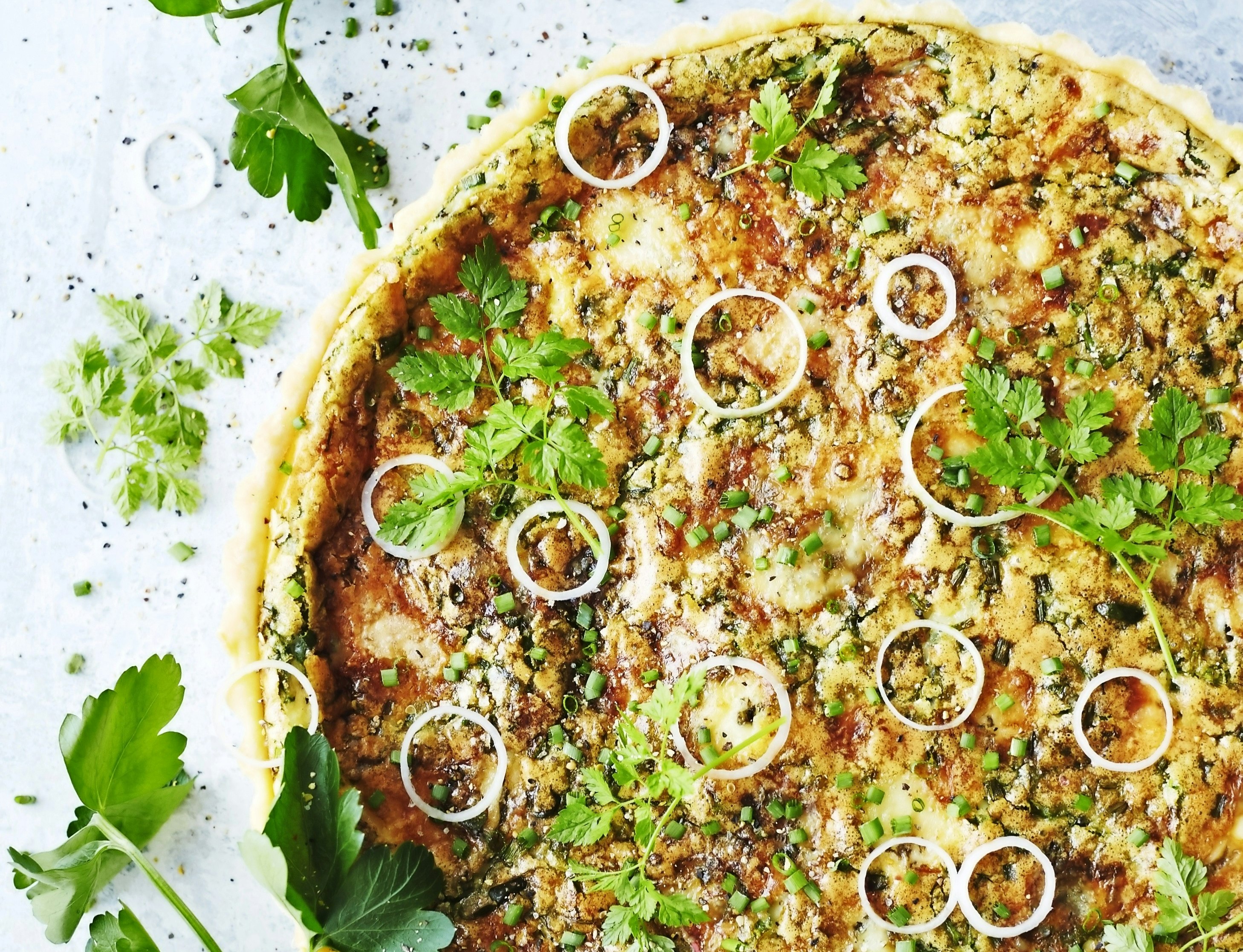 Tærte med blå ost og friske krydderurter