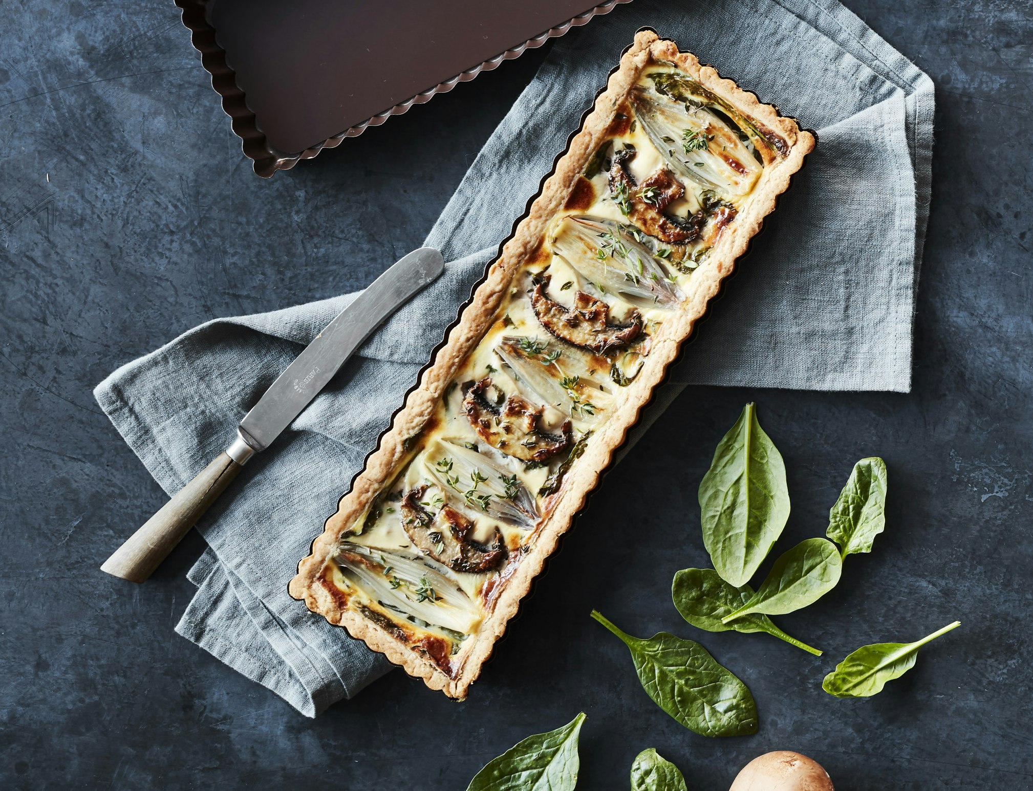 Tærte med skalotteløg, svampe og spinat