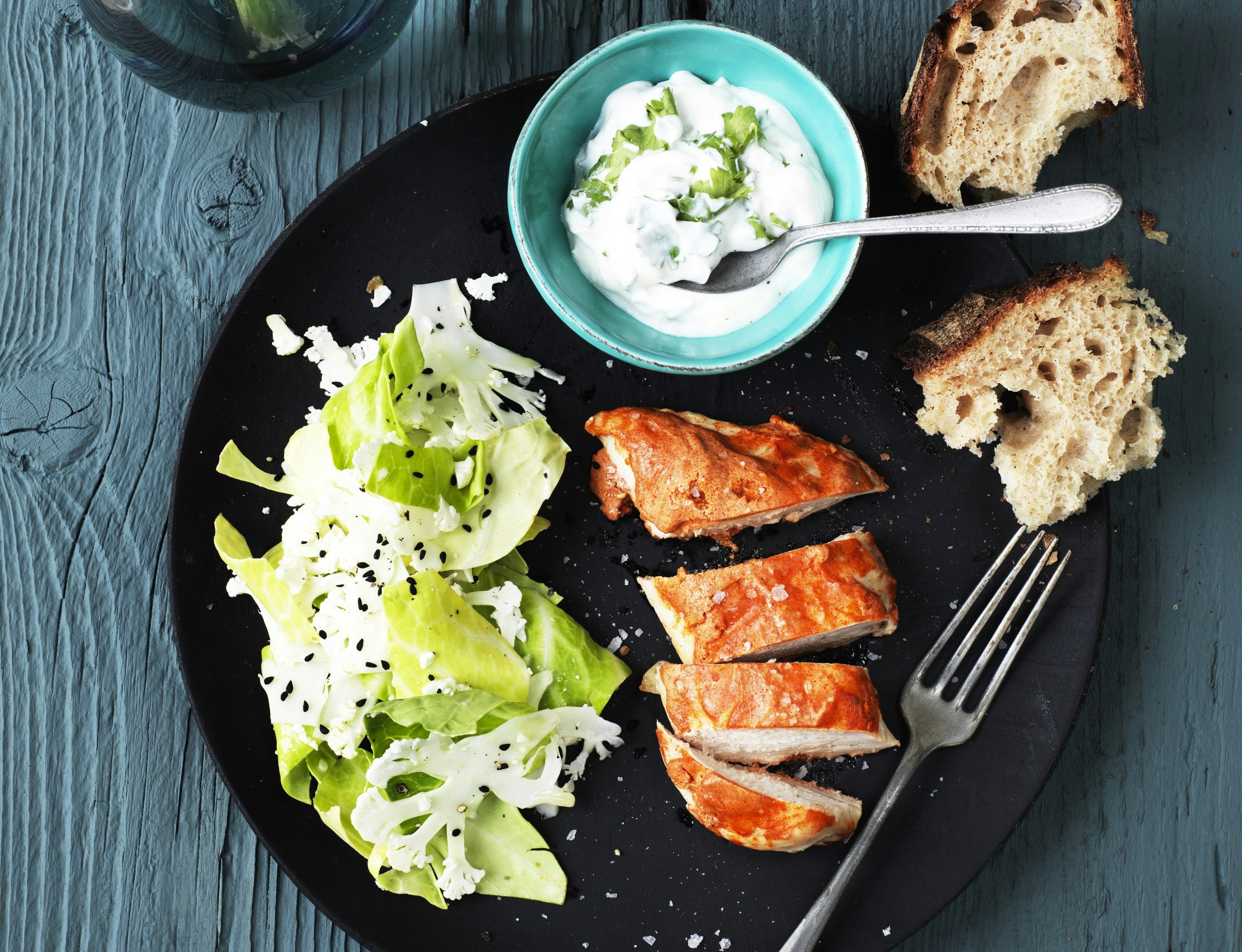 Tandoori-kyllingebryst med myntecreme og kålsalat