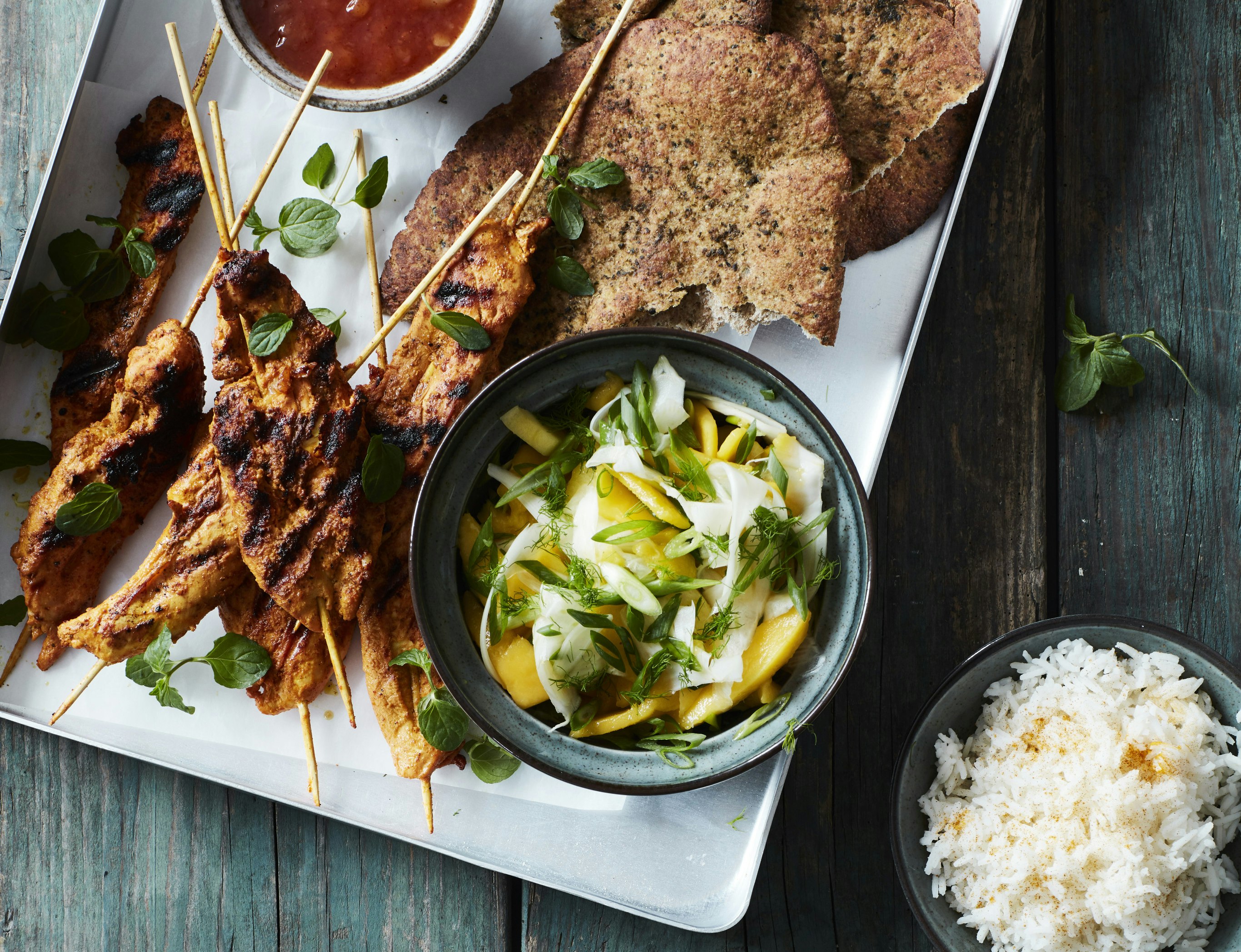 Tandoori-kyllingespyd med mango-fennikel-salsa