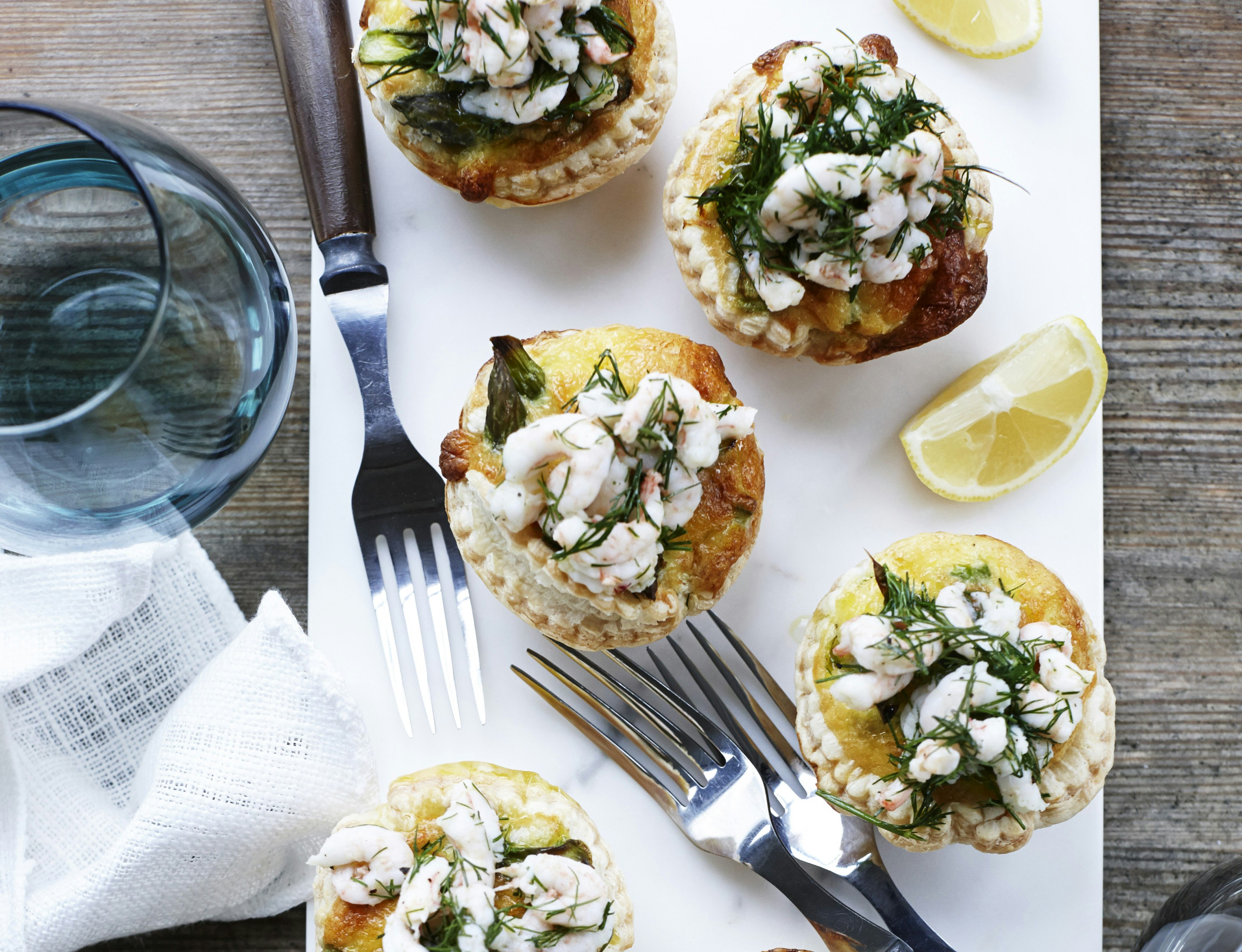 Tarteletter med grønne asparges og rejer