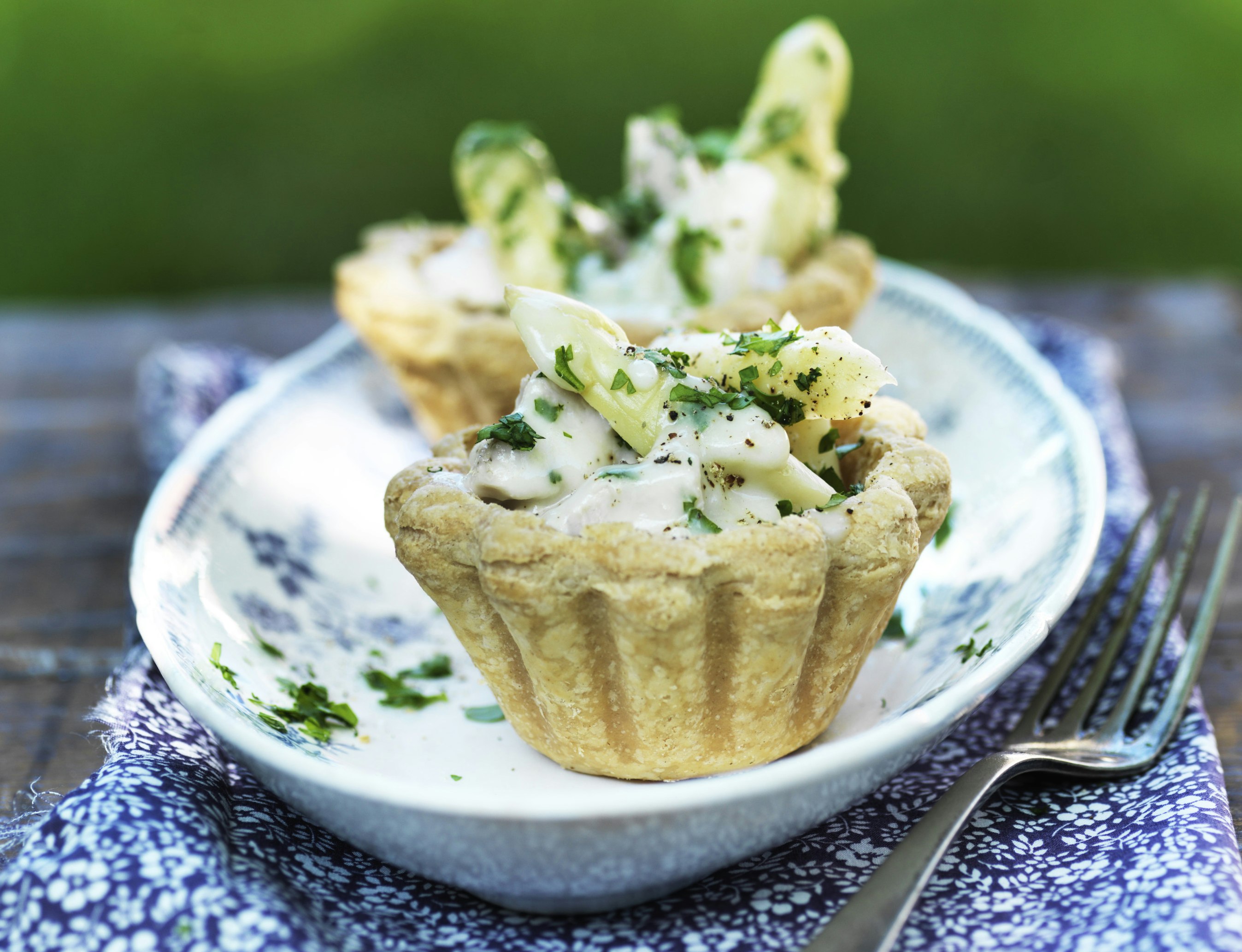 Tarteletter med kylling og hvide asparges