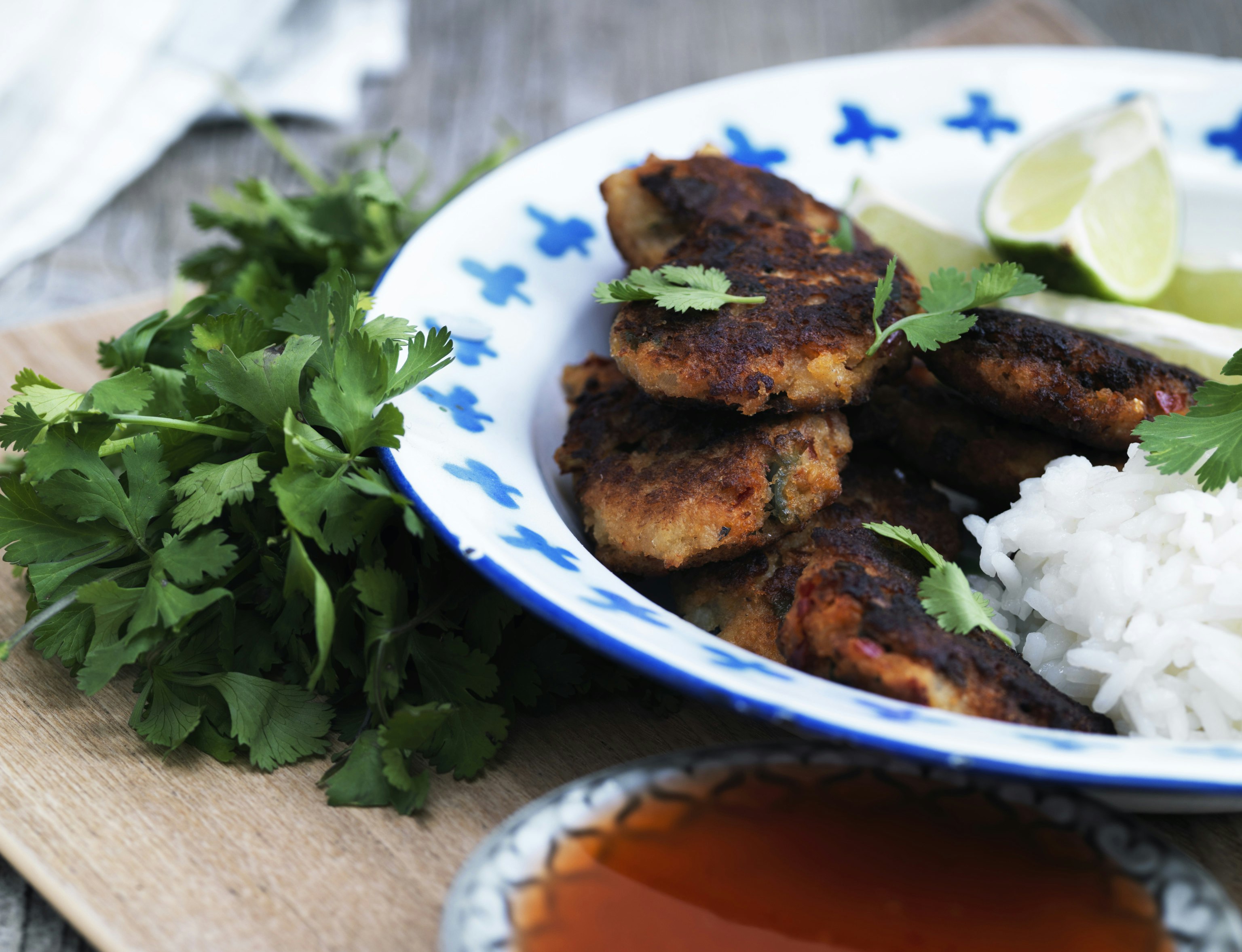 Thai-fiskefrikadeller med ris