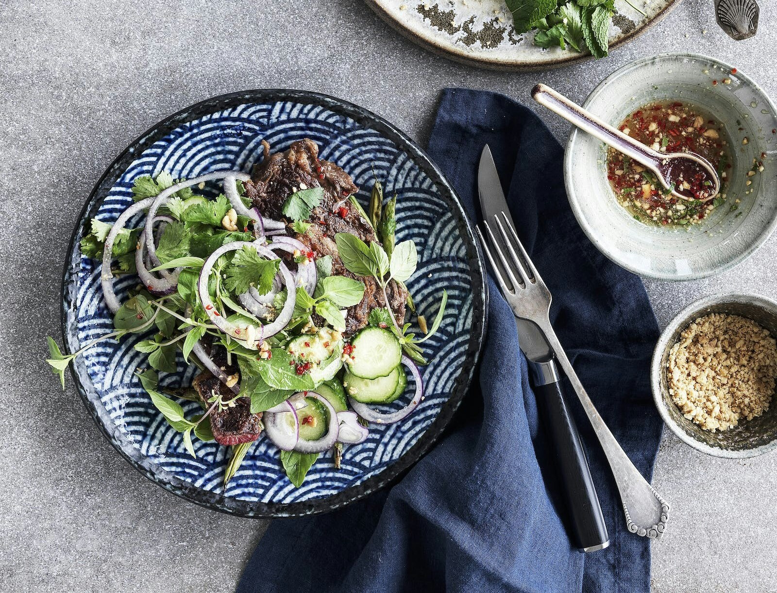 Thai-steak med friske krydderurter og spicy dressing