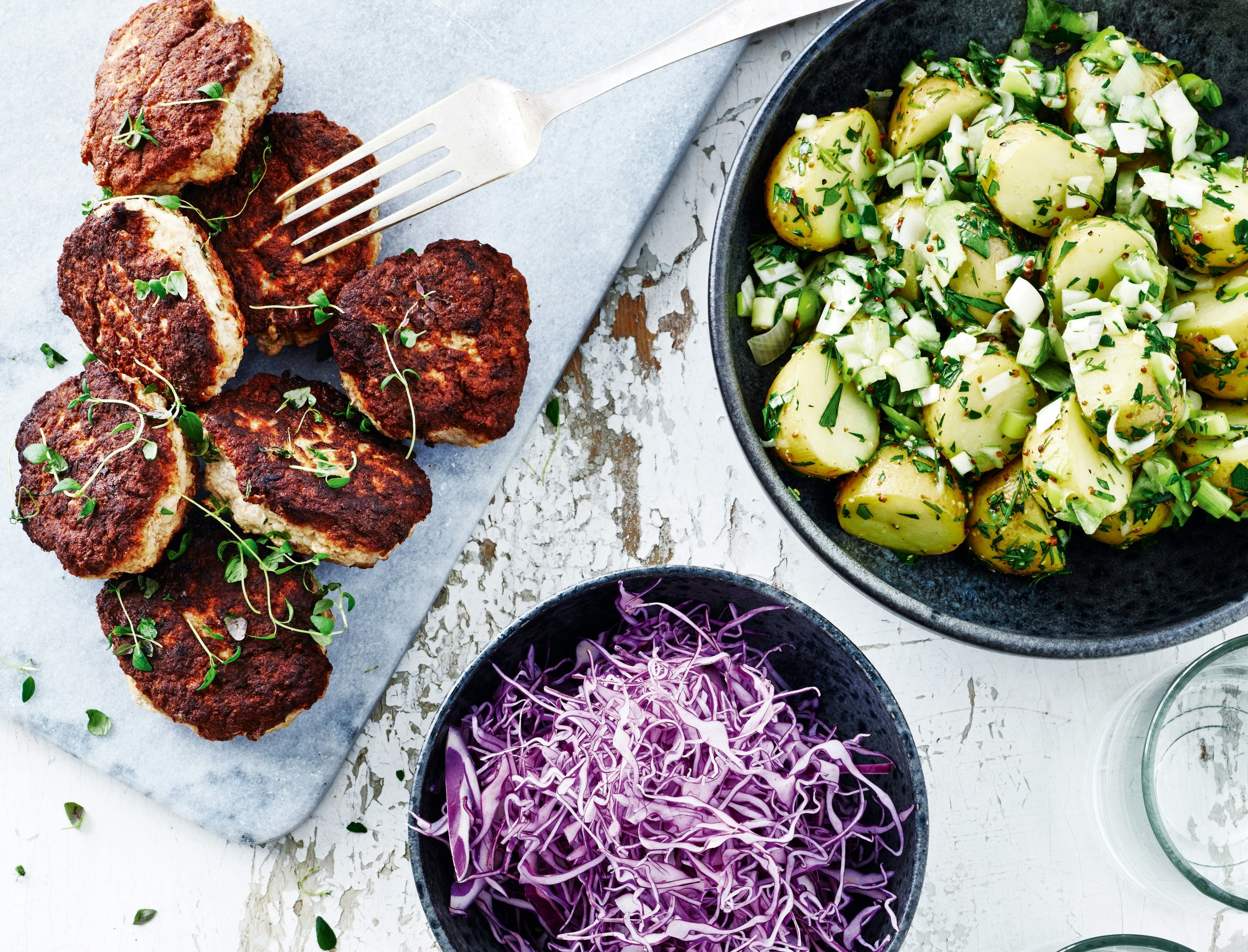 Timianfrikadeller med rød spidskål og grøn kartoffelsalat
