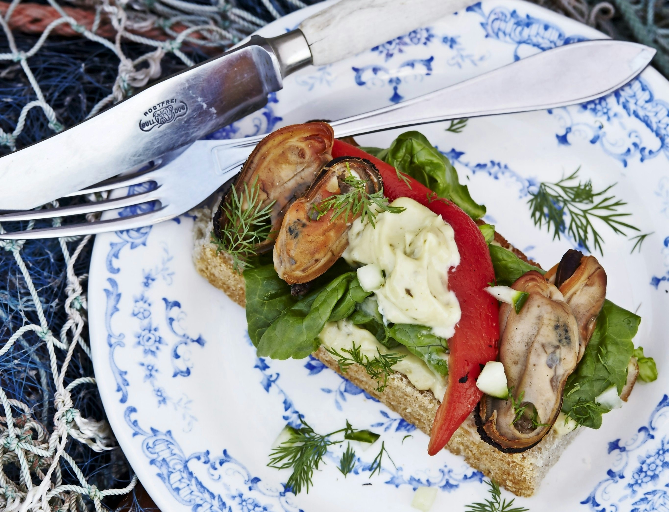 Toast med æbleremoulade og røgede muslinger