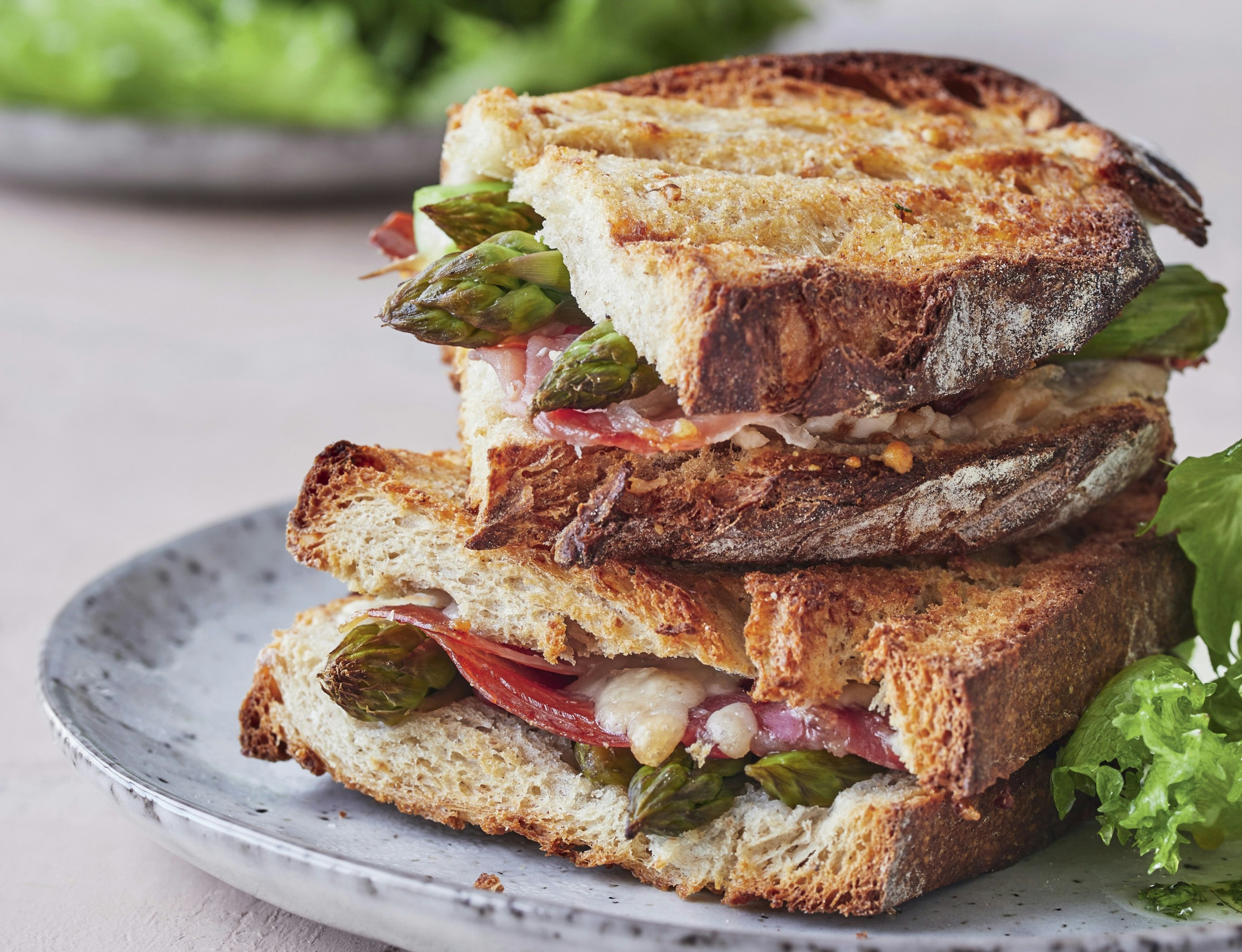 Toast med serrano, parmesan og asparges