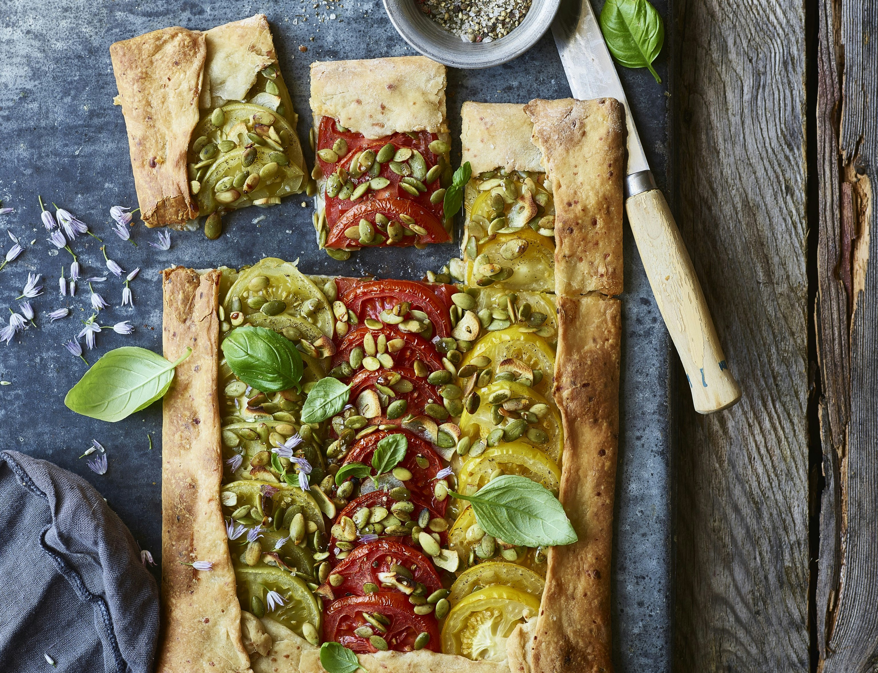 Tomatgalette med parmesan og græskarkerner