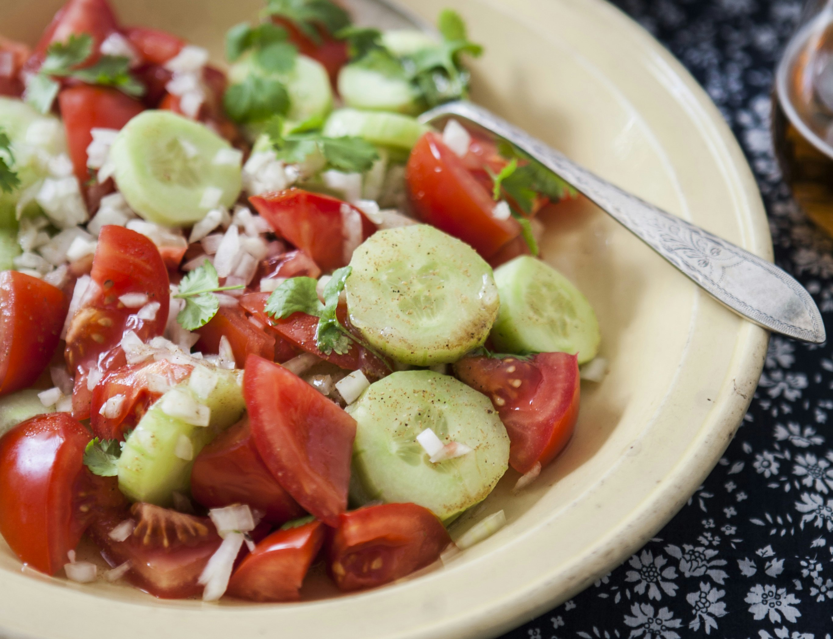 Tomatsalat med agurk og løg