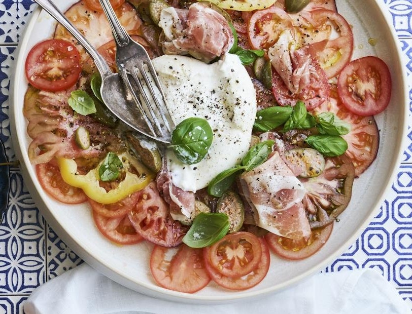 Tomatsalat med burrata, parmaskinke og grillet brød