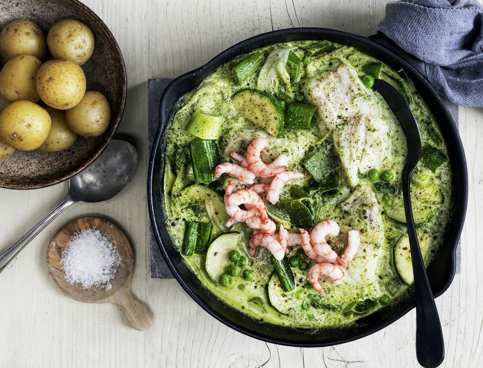 Torsk med grøntsager i basilikumsauce