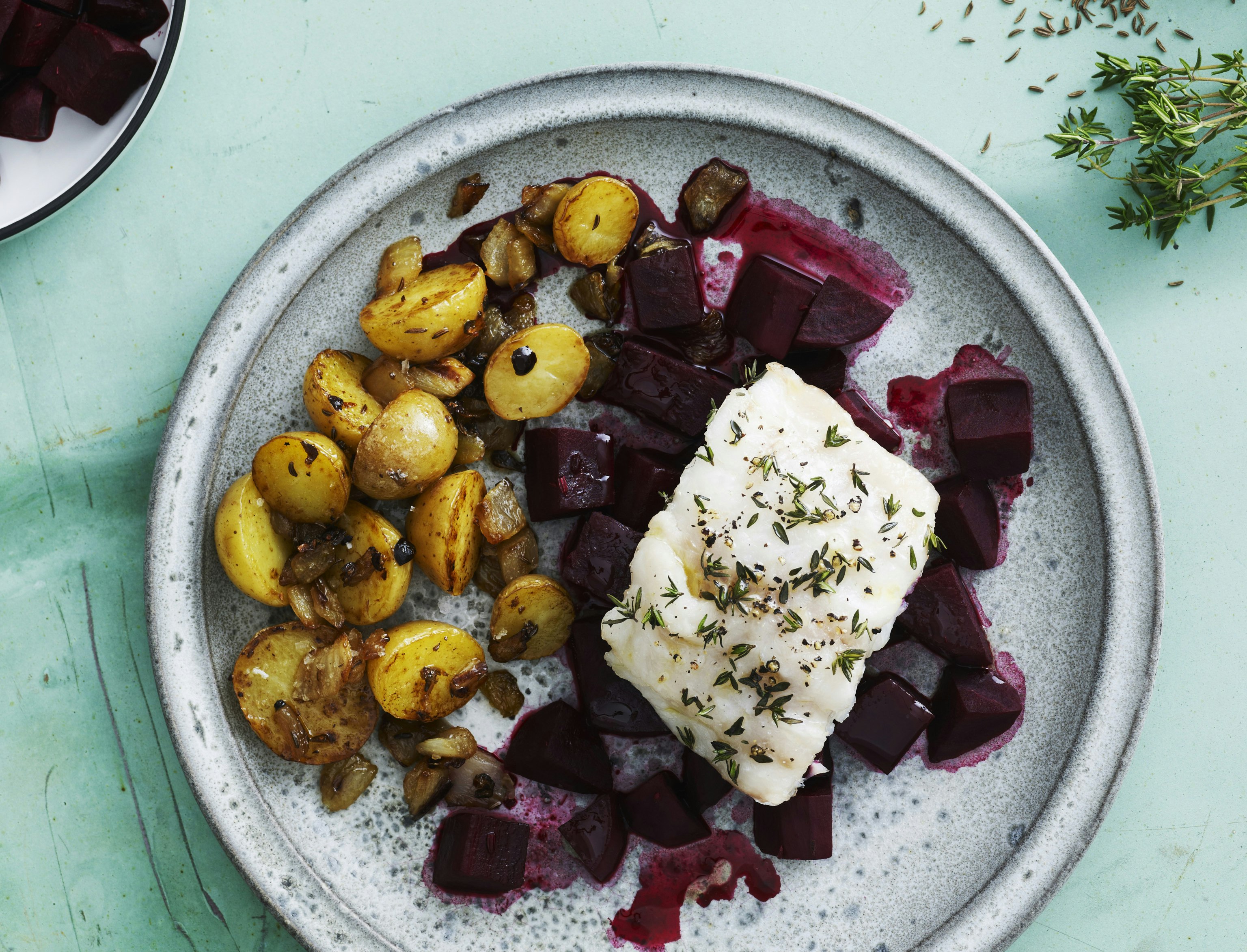 Torsk med stegte kartofler og grøntsager