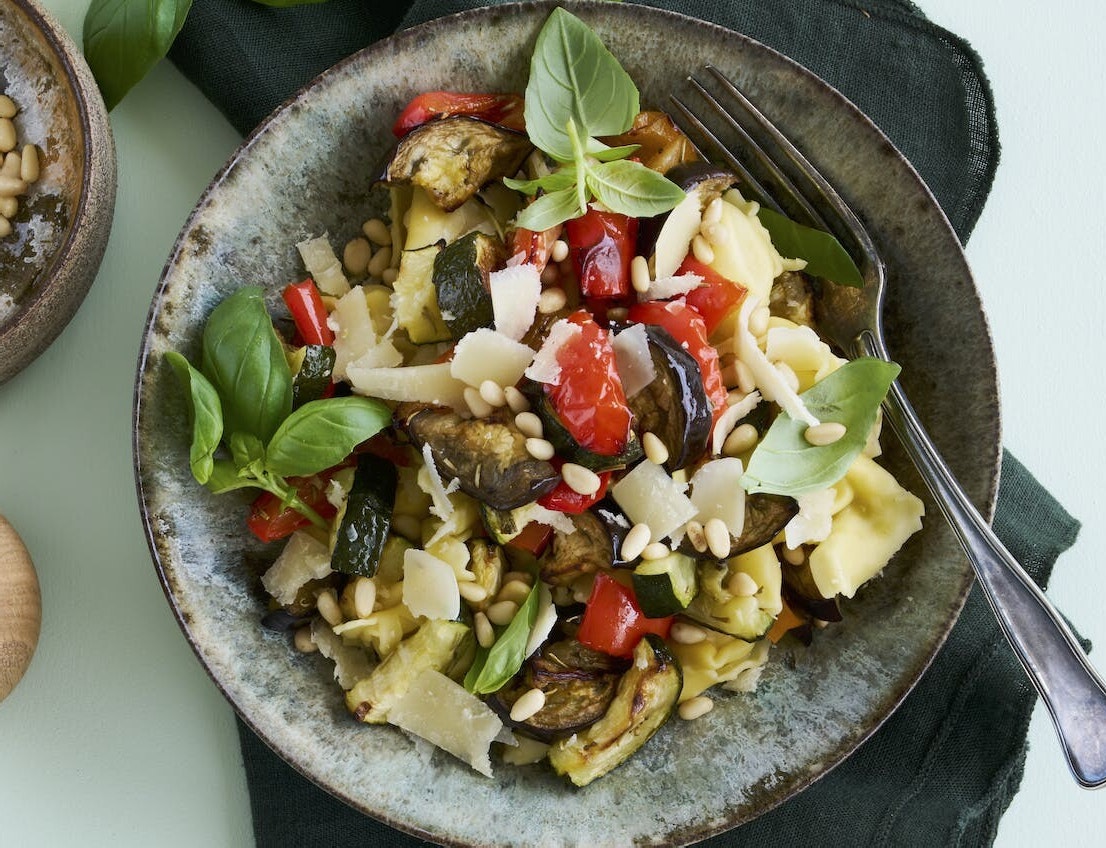 Tortellini med bagt middelhavsgrønt