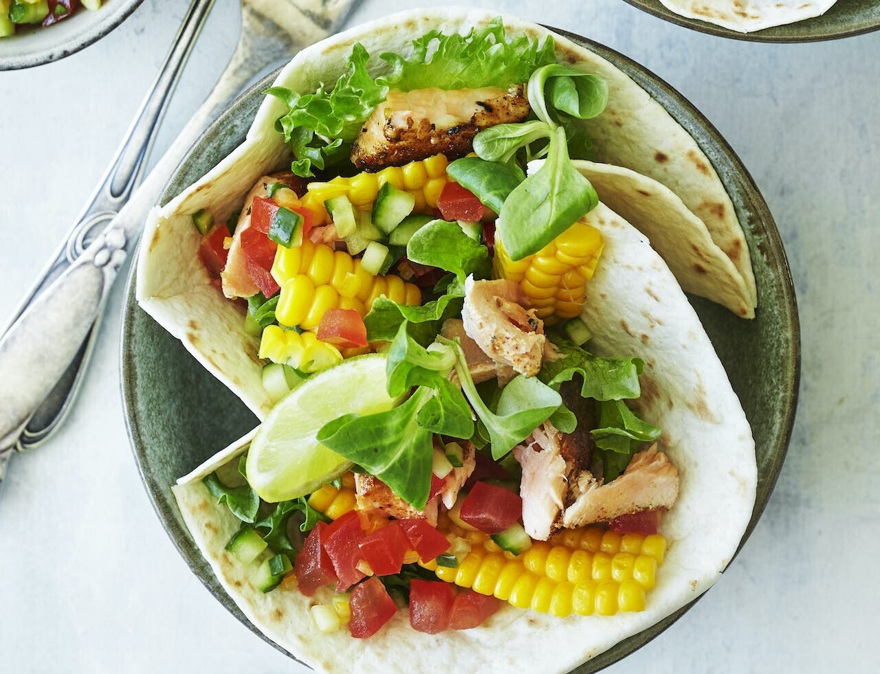 Tortilla med stegt laks, majs og salsa