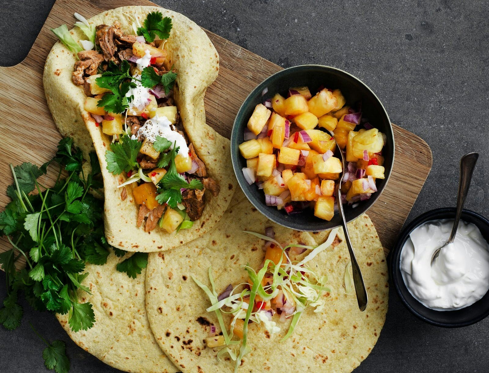 Tortillaer med braiseret svinekød og ananas-salsa