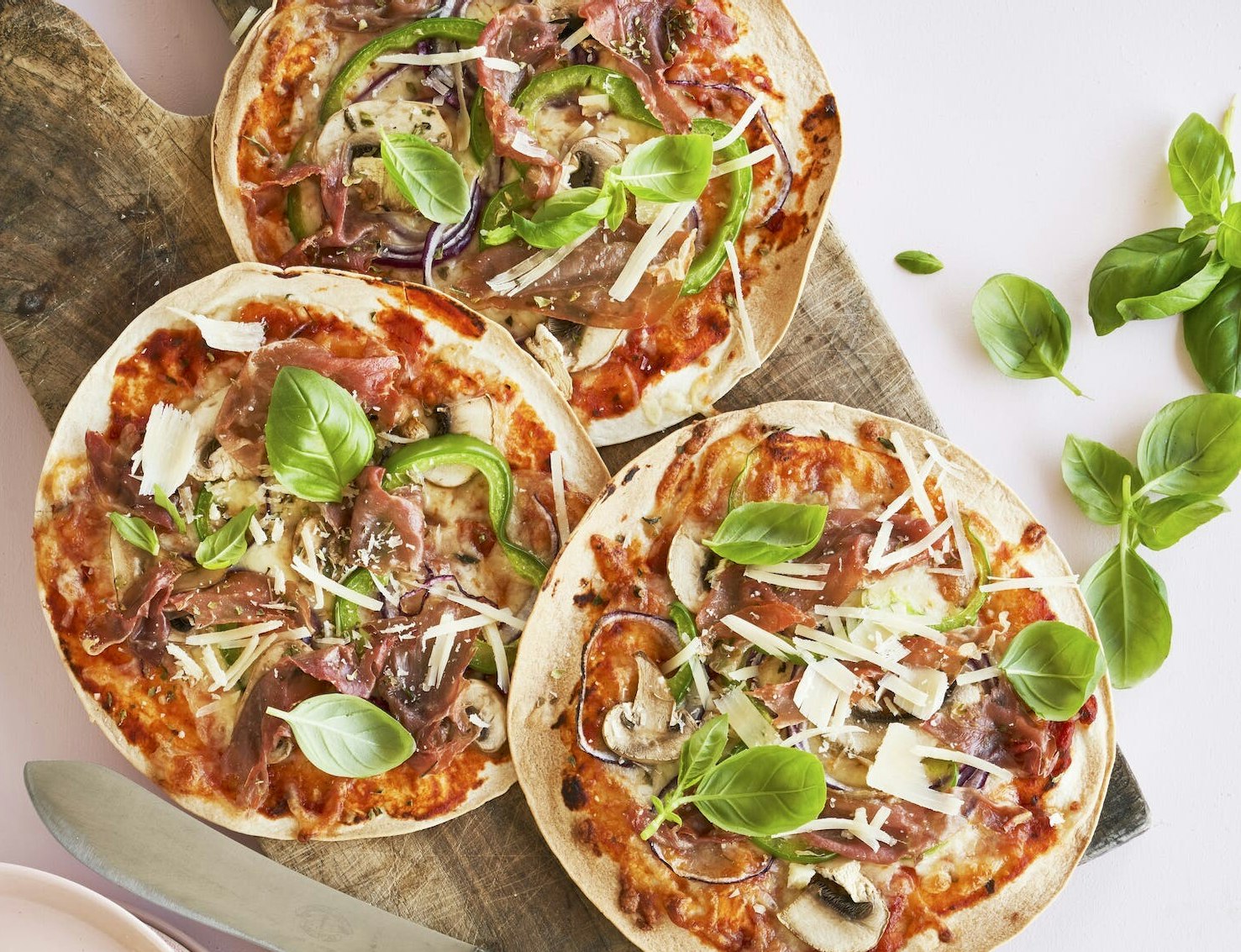 Tortillapizza med parmaskinke og champignon