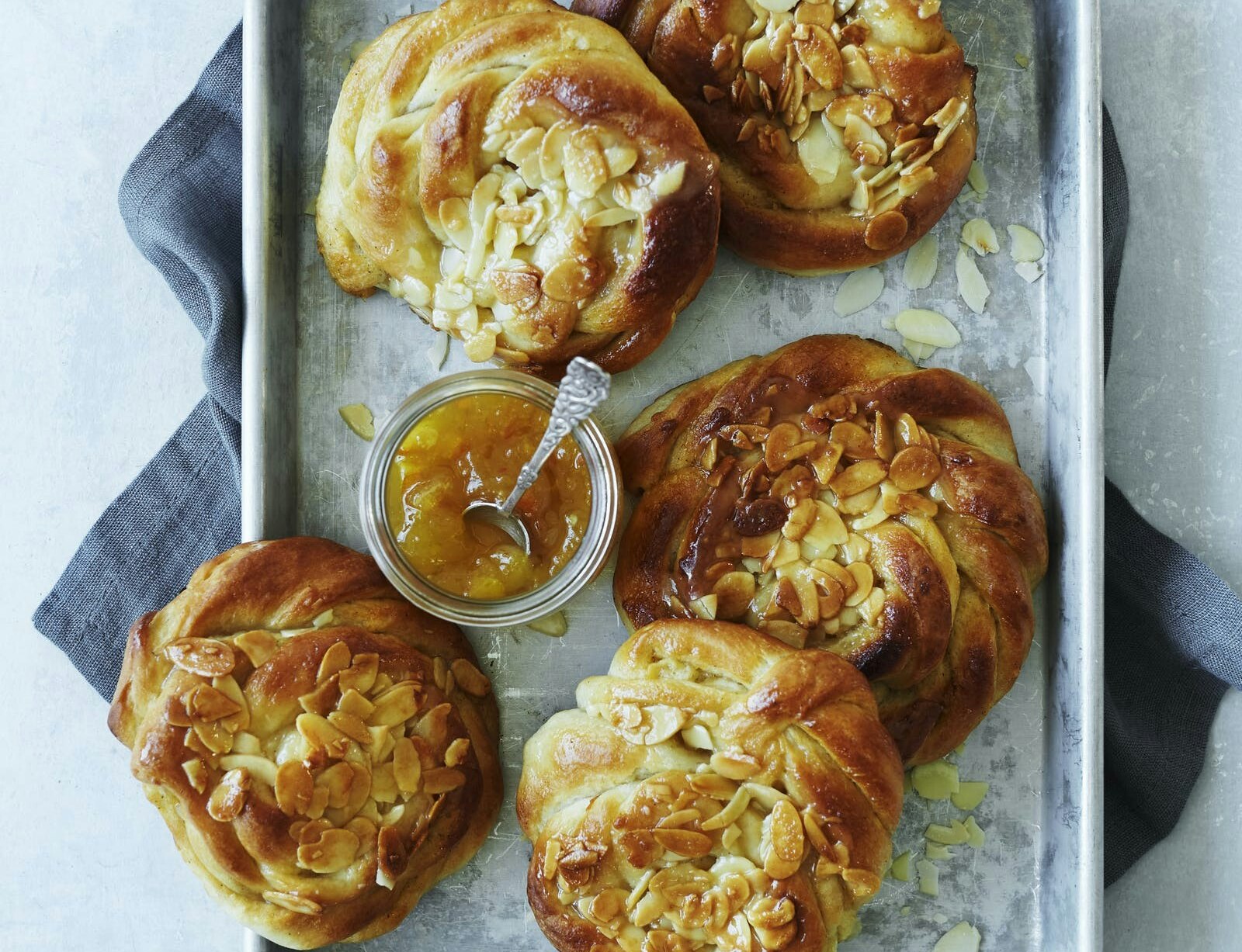 Tosca-snurrer med abrikosremonce