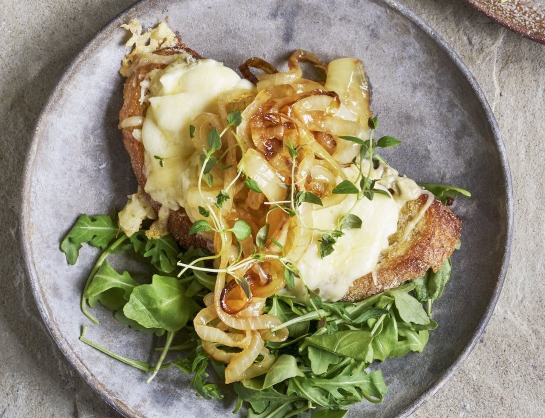 Triple cheese-toast med bløde løg