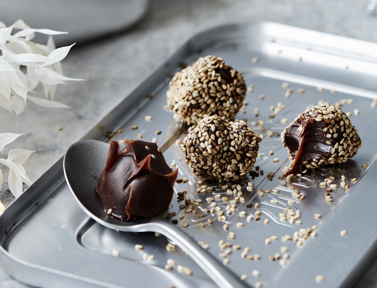 Trøfler med saltkaramel og ristet sesam