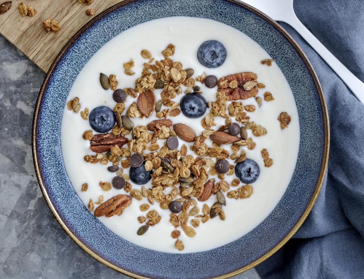 Tykmælk med granola, mørk chokolade og blåbær