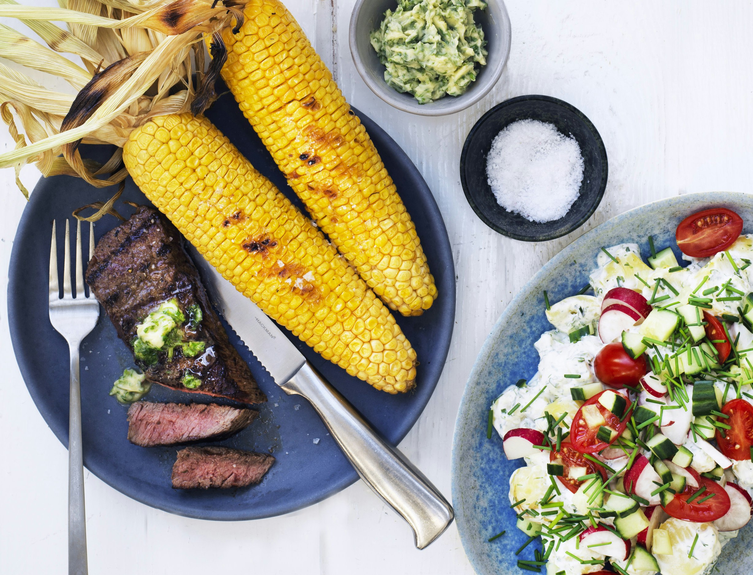Tykstegsbøffer med kartoffelsalat og majskolber