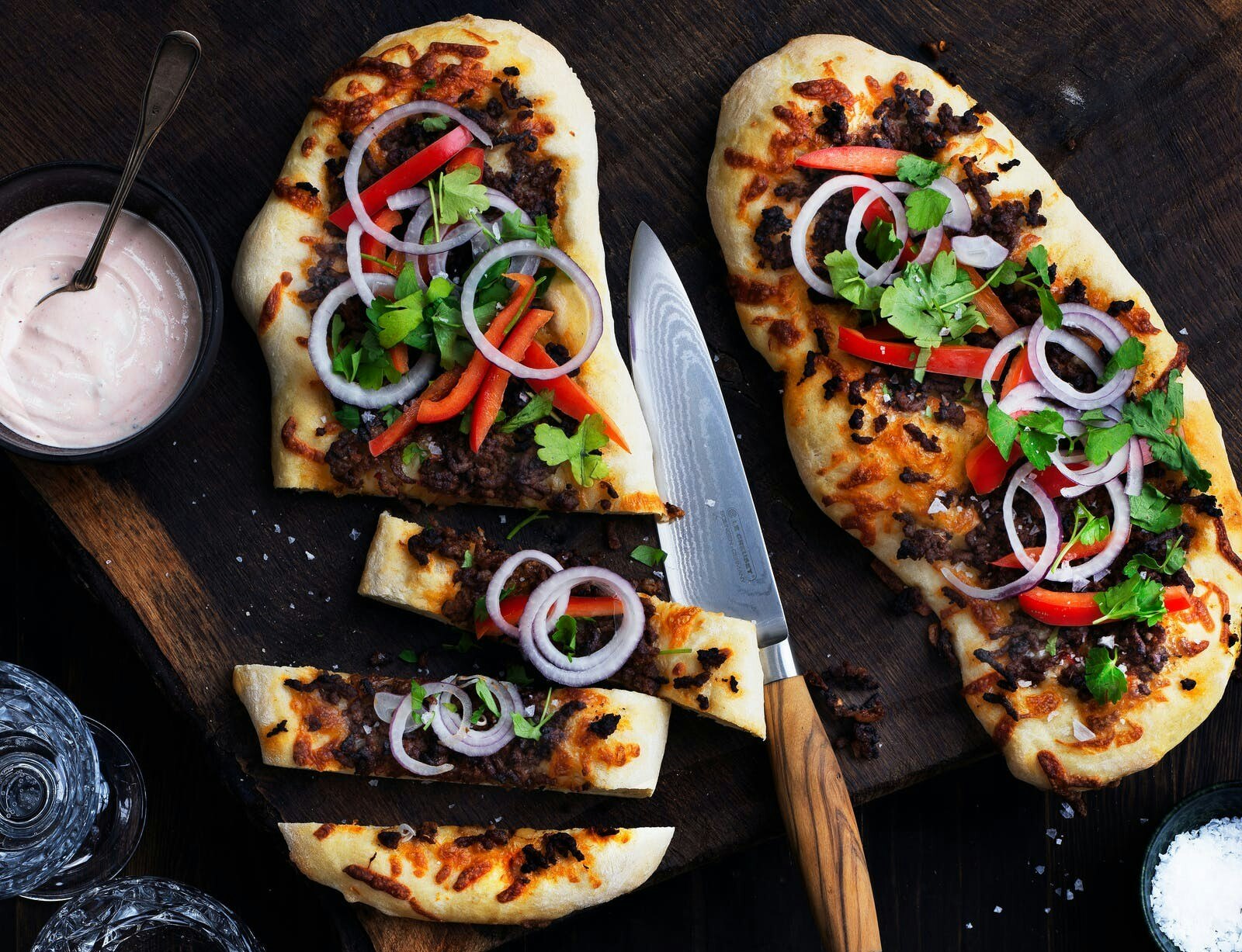 Tyrkisk pizza med lammekød og chilidressing